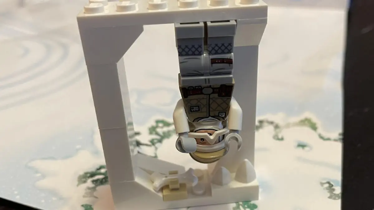 Hängt schön: Luke in der Wampa-Höhle