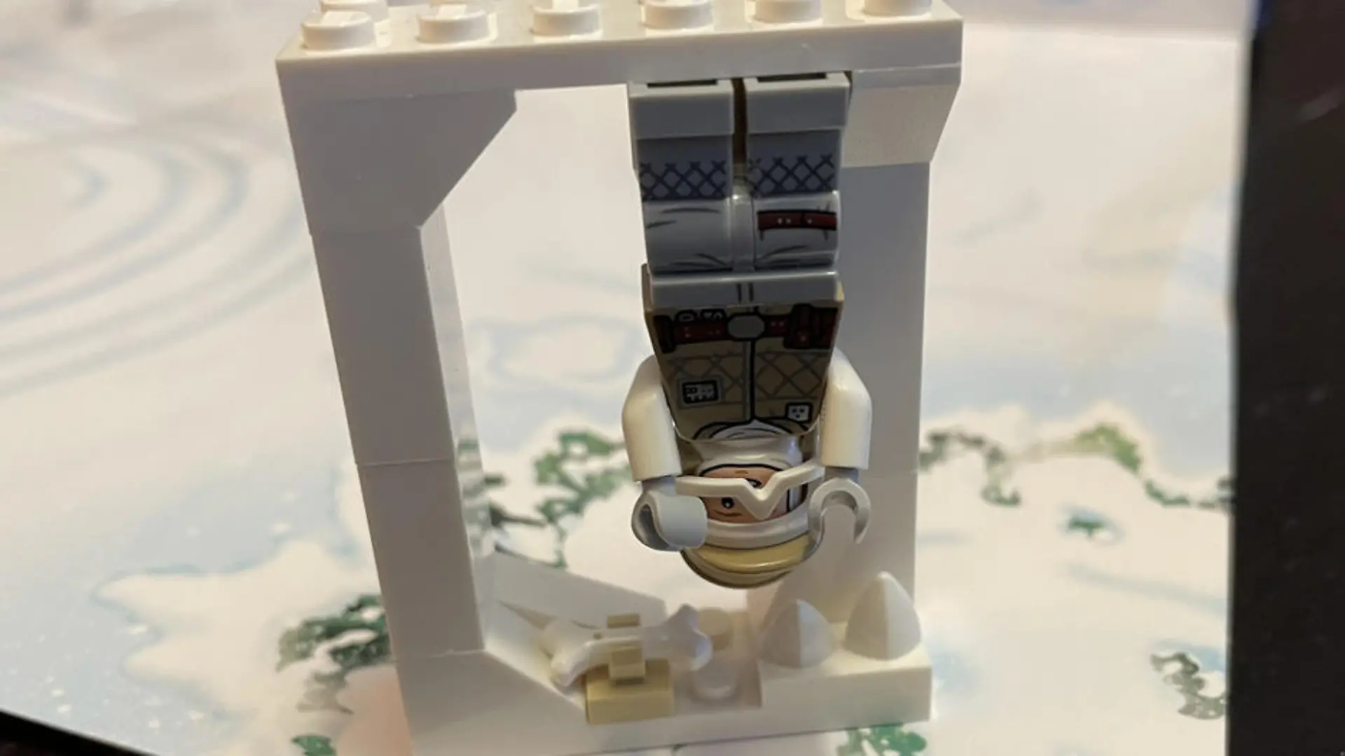 Hängt schön: Luke in der Wampa-Höhle