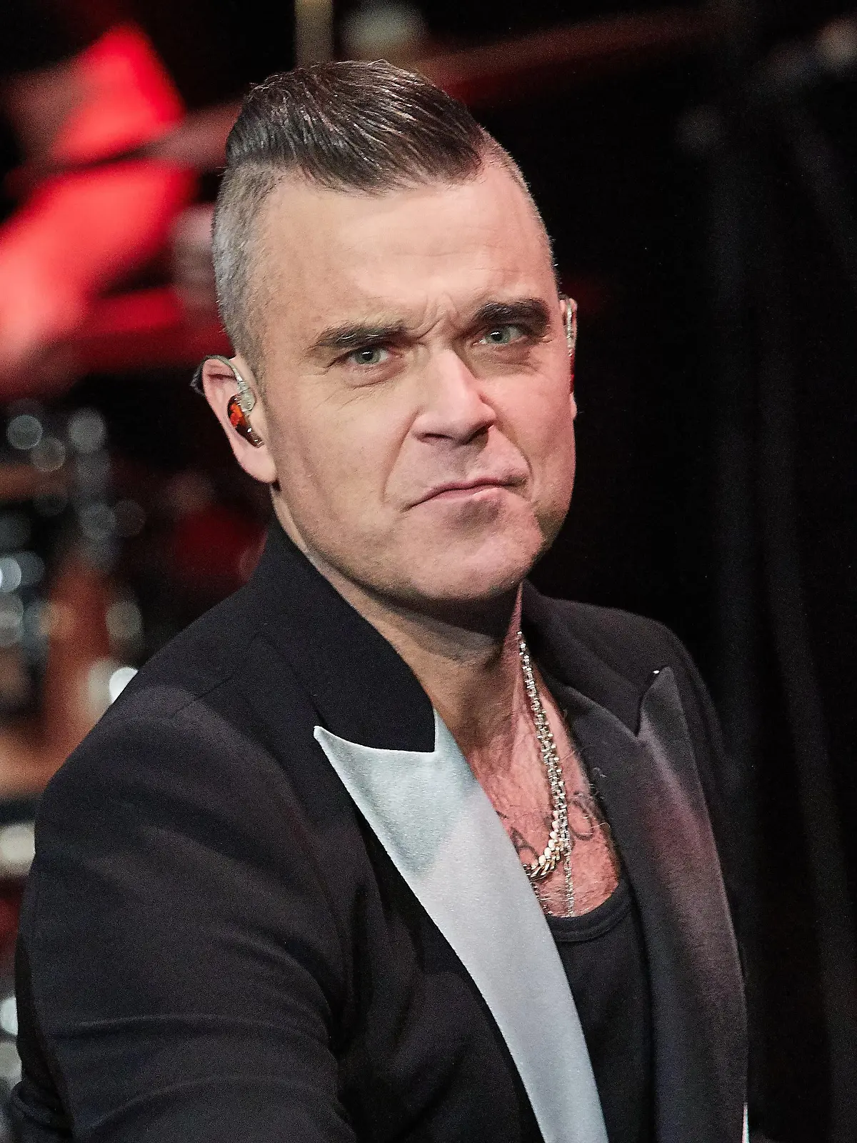 ARCHIV - 05.12.2019, Hamburg: Der Sänger Robbie Williams steht auf der Bühne im Kehrwieder Theater. Williams  hat sich erneut als Fan von Liverpool-Trainer J. Klopp gezeigt. «Er ist mein Männerschwarm. Ich liebe ihn ein bisschen», sagte der Brite der Deutschen Presse-Agentur. (zu dpa "Robbie Williams: «England geht es besser durch Klopp») Foto: Georg Wendt/dpa +++ dpa-Bildfunk +++