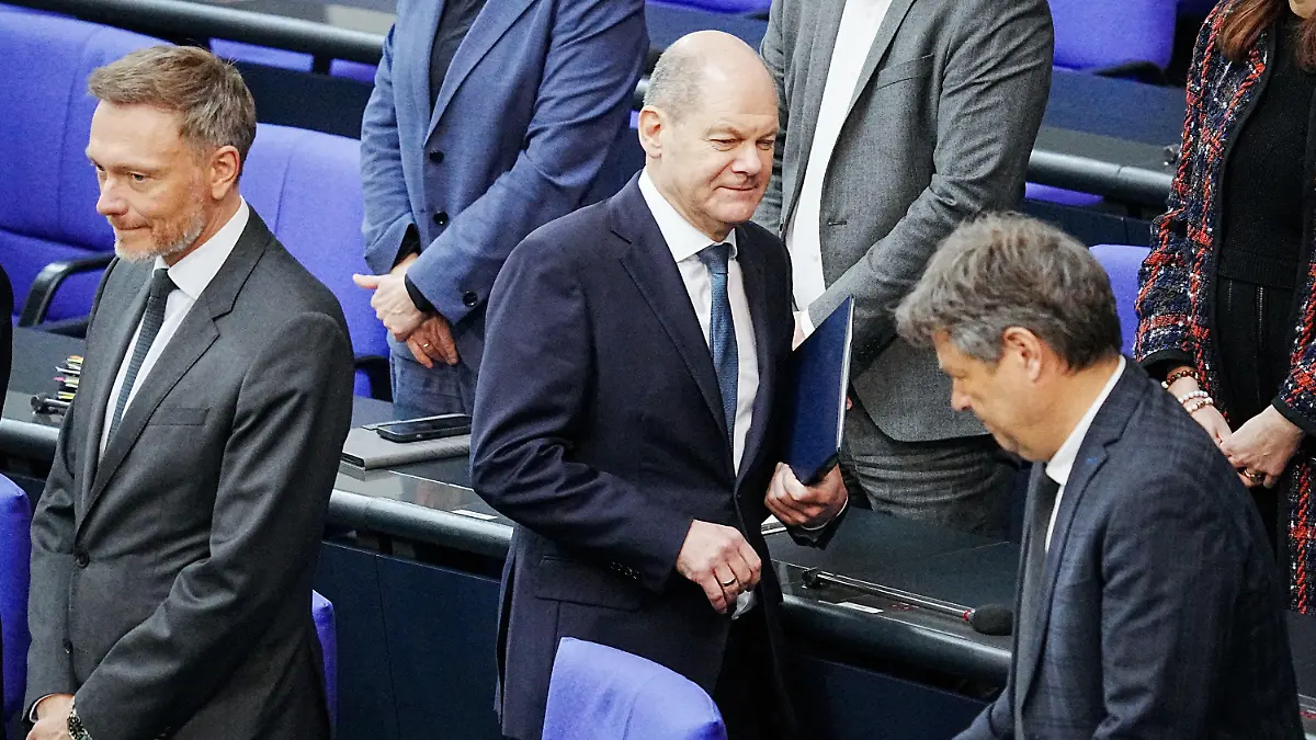 ARCHIV - 29.03.2023, Berlin: Bundeskanzler Olaf Scholz (SPD, M) nimmt im Bundestag an der Befragung der Bundesregierung neben Christian Lindner (FDP, l), Bundesminister der Finanzen, und Robert Habeck (Bündnis 90/Die Grünen, r), Bundesminister für Wirtschaft und Klimaschutz, teil. An diesem Dienstag ist die Bundestagswahl zwei Jahre her. Zur Halbzeit ist das Image der Ampel ziemlich ramponiert, obwohl sie einiges auf die Beine gestellt hat. Die zweite Hälfte der Wahlperiode dürfte für das Bündnis von SPD, Grünen und FDP kaum leichter werden. Foto: Kay Nietfeld/dpa +++ dpa-Bildfunk +++