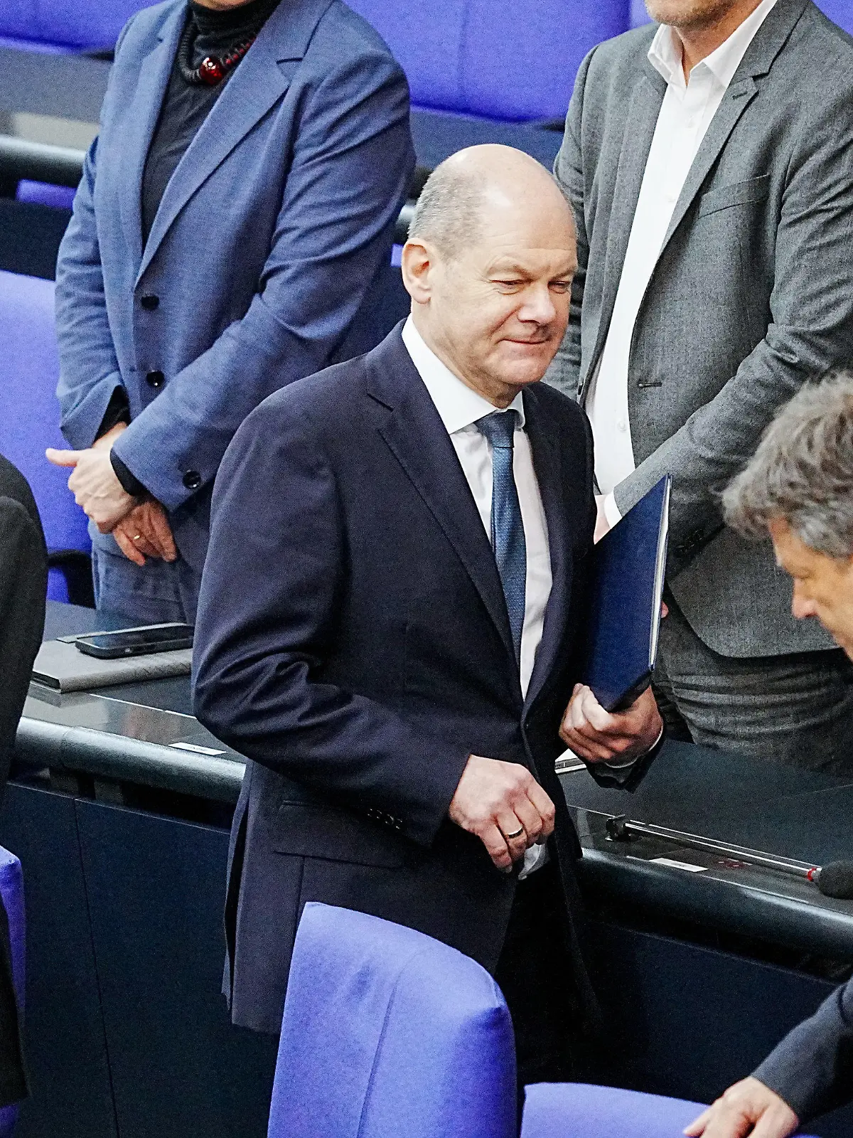 ARCHIV - 29.03.2023, Berlin: Bundeskanzler Olaf Scholz (SPD, M) nimmt im Bundestag an der Befragung der Bundesregierung neben Christian Lindner (FDP, l), Bundesminister der Finanzen, und Robert Habeck (Bündnis 90/Die Grünen, r), Bundesminister für Wirtschaft und Klimaschutz, teil. An diesem Dienstag ist die Bundestagswahl zwei Jahre her. Zur Halbzeit ist das Image der Ampel ziemlich ramponiert, obwohl sie einiges auf die Beine gestellt hat. Die zweite Hälfte der Wahlperiode dürfte für das Bündnis von SPD, Grünen und FDP kaum leichter werden. Foto: Kay Nietfeld/dpa +++ dpa-Bildfunk +++