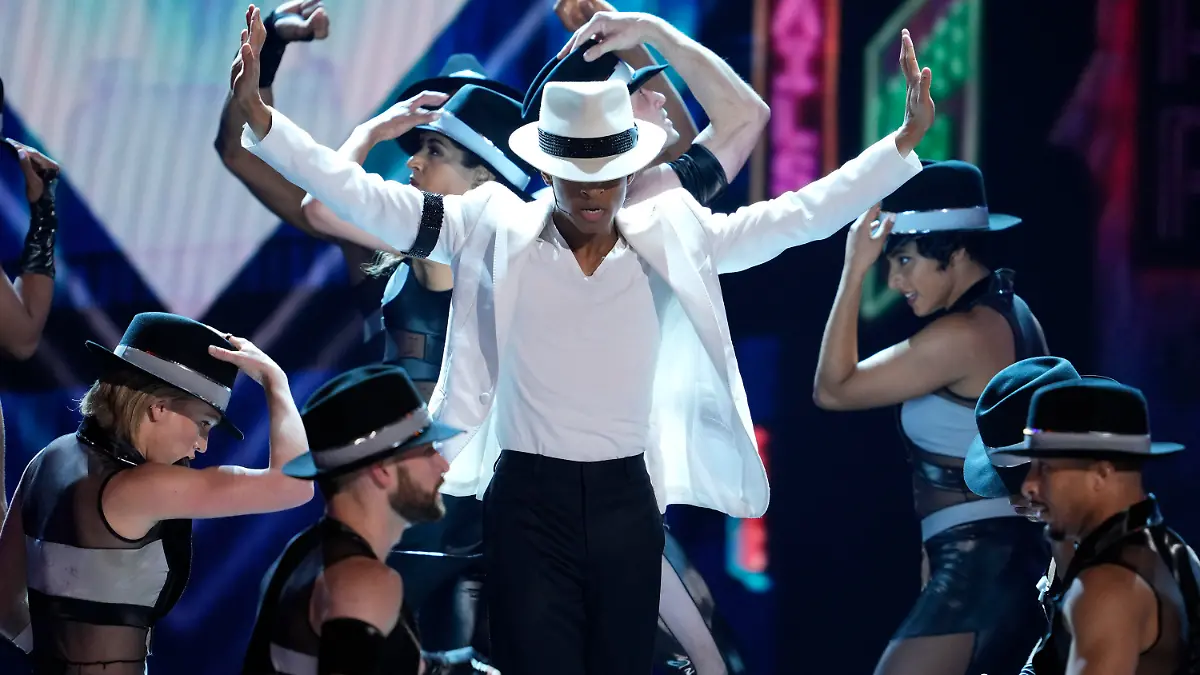 ARCHIV - 13.06.2022, USA, New York: Myles Frost, Schauspieler aus den USA, und die Besetzung von «MJ» treten bei der 75. jährlichen Tony-Verleihung in der Radio City Music Hall in New York auf. Das Musical feiert im Spätherbst 2024 Premiere in Hamburg. (zu dpa: "Michael-Jackson-Musical kommt im Spätherbst 2024 nach Hamburg") Foto: Charles Sykes/Invision/AP/dpa +++ dpa-Bildfunk +++