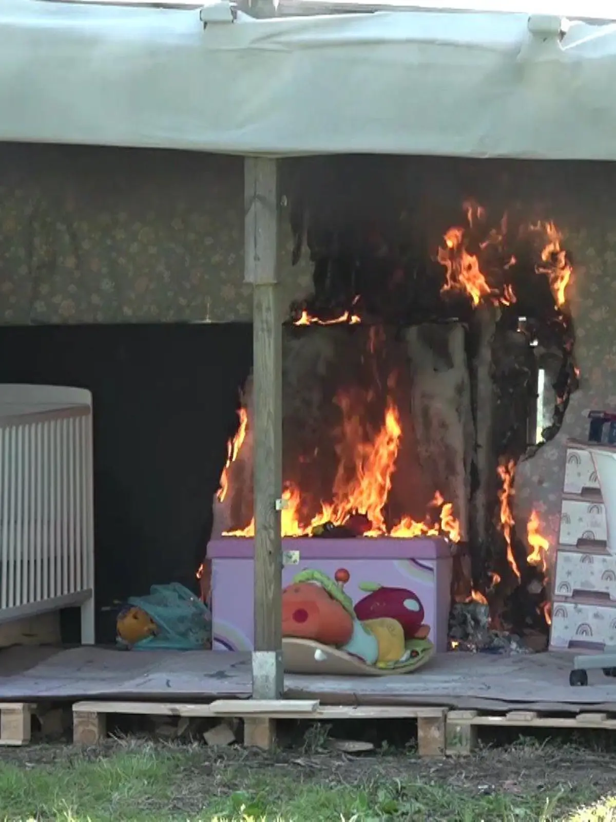 Ortsbrandmeister Janßen startet das Feuer mit einem brennenden Blattpapier.