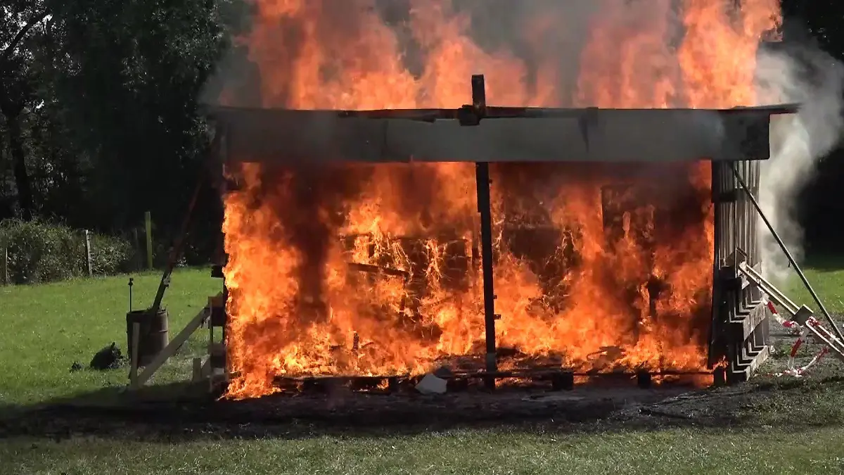 Nach wenigen Minuten steht das nachgebaute Kinderzimmer komplett in Flammen.