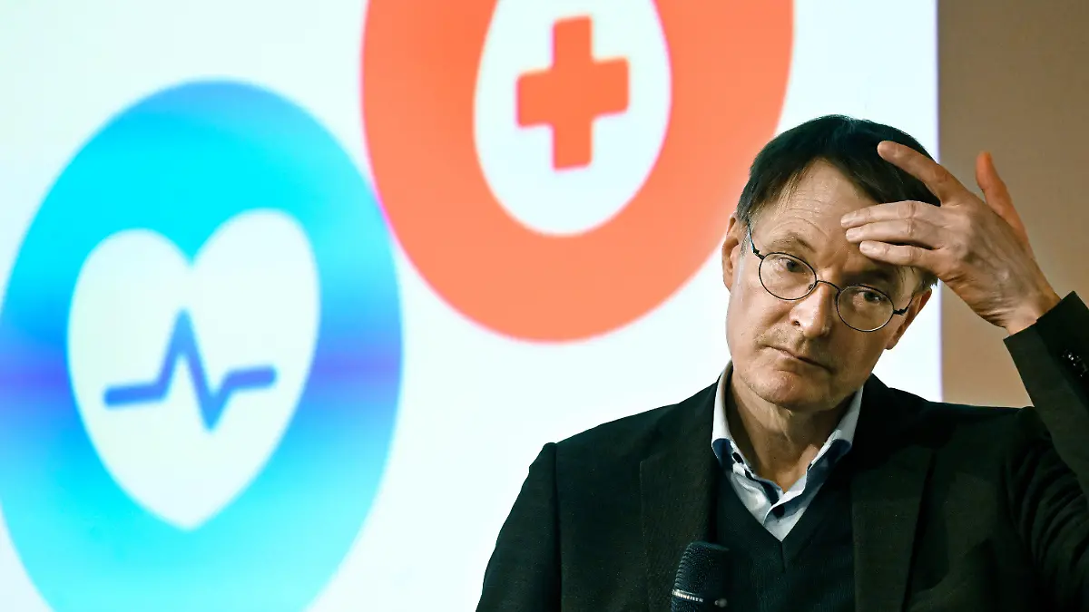 dpatopbilder - 14.11.2022, Nordrhein-Westfalen, Düsseldorf: Bundesgesundheitsminister Karl Lauterbach (SPD) spricht beim 45. Deutschen Krankenhaustag in der Messe während der Medizin-Messe «Medica». Ca. 4.500 Aussteller zeigen vom 14.-17.12.22 Neuheiten rund um das Thema Medizin. Foto: Roberto Pfeil/dpa +++ dpa-Bildfunk +++