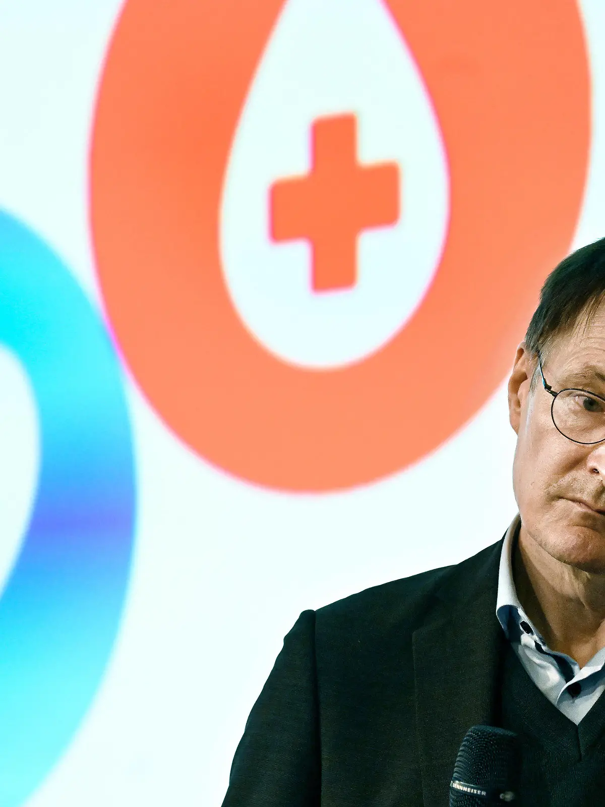 dpatopbilder - 14.11.2022, Nordrhein-Westfalen, Düsseldorf: Bundesgesundheitsminister Karl Lauterbach (SPD) spricht beim 45. Deutschen Krankenhaustag in der Messe während der Medizin-Messe «Medica». Ca. 4.500 Aussteller zeigen vom 14.-17.12.22 Neuheiten rund um das Thema Medizin. Foto: Roberto Pfeil/dpa +++ dpa-Bildfunk +++