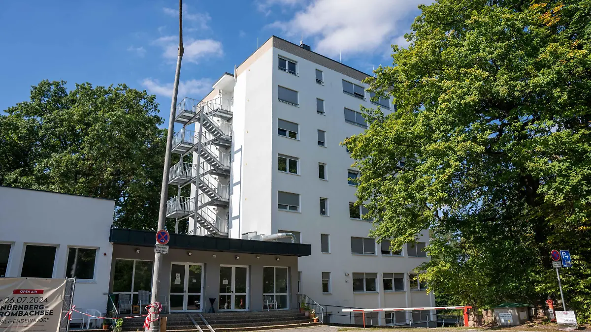 Die Staatsanwaltschaft Nürnberg-Fürth hat wegen des Verdachts der Vergewaltigung Anklage gegen einen ehemaligen Security-Mitarbeiter einer Asylbewerberunterkunft bei dem Landgericht Nürnberg-Fürth erhoben.Die Anklage geht dabei von folgendem Sachverhalt aus:Der 54-jährige Angeschuldigte war über mehrere Jahre als Security-Mitarbeiter in der Asylbewerberunterkunft in der Schmausenbuckstraße in Nürnberg, in der ausschließlich Frauen untergebracht sind, beschäftigt.Im Zeitraum von 2018 bis 2022 soll er eine Bewohnerin in mindestens 72 Fällen, eine weitere Bewohnerin in 5 Fällen vergewaltigt haben. Darüber hinaus wird ihm die sexuelle Belästigung einer dritten Frau vorgeworfen. Sämtliche Taten sollen sich in den Räumlichkeiten der Asylbewerberunterkunft ereignet haben.Der Angeschuldigte befindet sich seit Januar in dieser Sache in Untersuchungshaft. Im Ermittlungsverfahren hat er die Tatvorwürfe bestritten.Die Strafkammer beim Landgericht Nürnberg-Fürth hat nun darüber zu entscheiden, ob sie die Anklage der Staatsanwaltschaft zur Hauptverhandlung zulässt und das Hauptverfahren eröffnet.Es wird darauf hingewiesen, dass der Angeschuldigte bis zu einer etwaigen rechtskräftigen Verurteilung als unschuldig gilt.