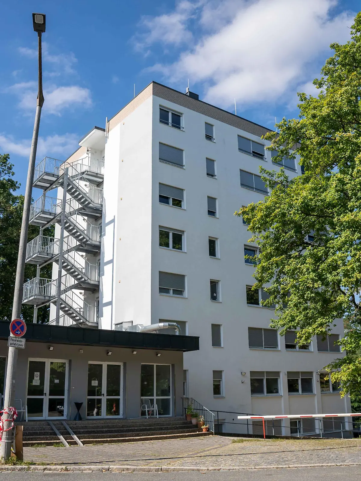 Die Staatsanwaltschaft Nürnberg-Fürth hat wegen des Verdachts der Vergewaltigung Anklage gegen einen ehemaligen Security-Mitarbeiter einer Asylbewerberunterkunft bei dem Landgericht Nürnberg-Fürth erhoben.Die Anklage geht dabei von folgendem Sachverhalt aus:Der 54-jährige Angeschuldigte war über mehrere Jahre als Security-Mitarbeiter in der Asylbewerberunterkunft in der Schmausenbuckstraße in Nürnberg, in der ausschließlich Frauen untergebracht sind, beschäftigt.Im Zeitraum von 2018 bis 2022 soll er eine Bewohnerin in mindestens 72 Fällen, eine weitere Bewohnerin in 5 Fällen vergewaltigt haben. Darüber hinaus wird ihm die sexuelle Belästigung einer dritten Frau vorgeworfen. Sämtliche Taten sollen sich in den Räumlichkeiten der Asylbewerberunterkunft ereignet haben.Der Angeschuldigte befindet sich seit Januar in dieser Sache in Untersuchungshaft. Im Ermittlungsverfahren hat er die Tatvorwürfe bestritten.Die Strafkammer beim Landgericht Nürnberg-Fürth hat nun darüber zu entscheiden, ob sie die Anklage der Staatsanwaltschaft zur Hauptverhandlung zulässt und das Hauptverfahren eröffnet.Es wird darauf hingewiesen, dass der Angeschuldigte bis zu einer etwaigen rechtskräftigen Verurteilung als unschuldig gilt.