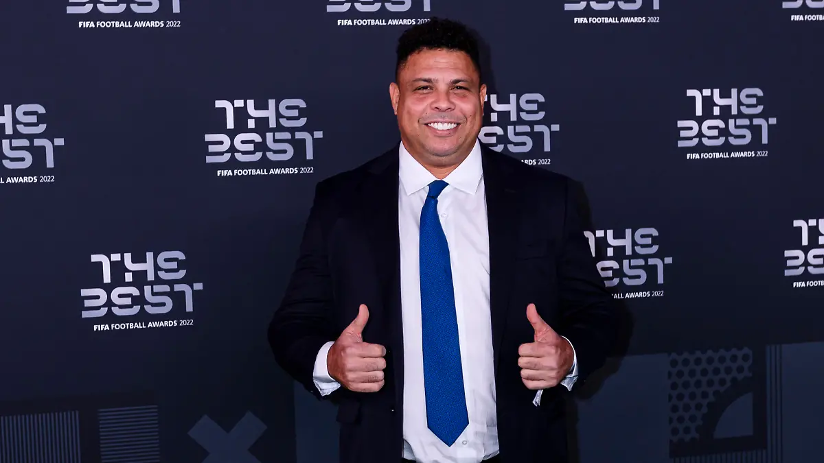 Paris, France - February 27: Ronaldo Nazario de Lima Ronaldinho poses for photos during the Green Carpet Arrivals prior The Best FIFA Football Awards 2022 on February 27, 2023 in Paris, France. Photo by Marcio Machado Paris France *** Paris, France February 27 Ronaldo Nazario de Lima Ronaldinho poses for photos during the Green Carpet Arrivals prior The Best FIFA Football Awards 2022 on February 27, 2023 in Paris, France Photo by Marcio Machado Paris France PUBLICATIONxNOTxINxSUI Copyright: x x2023xEurasiaxSportxImagesx