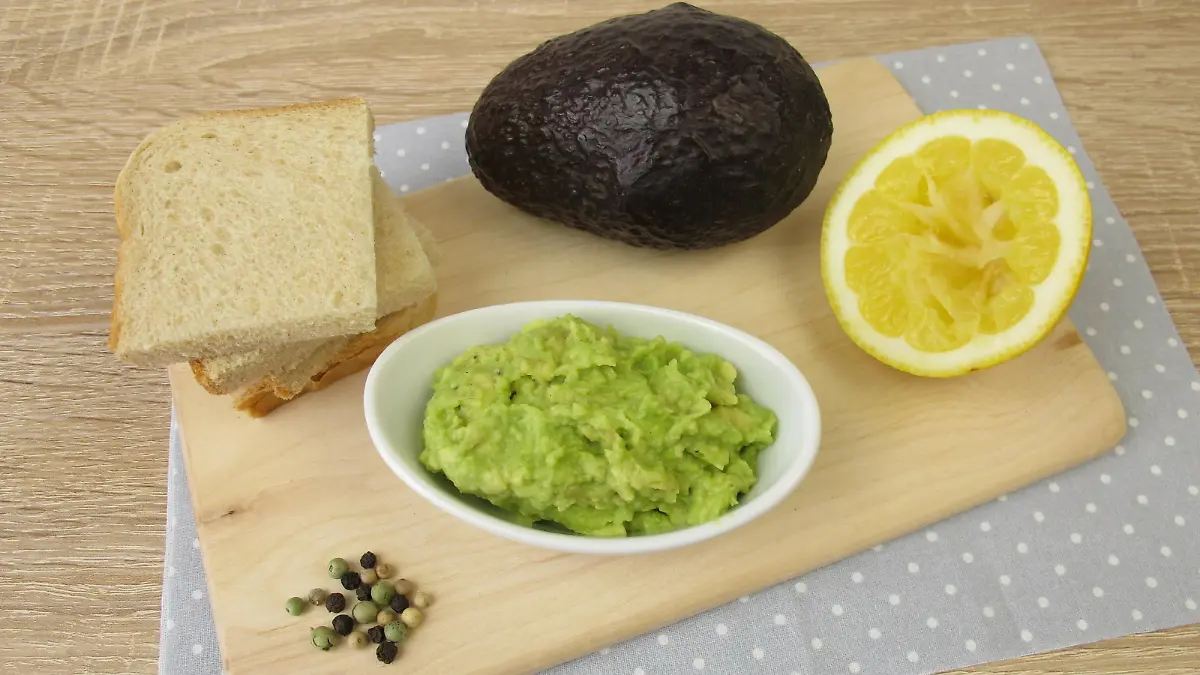 Guacamole mit Avocado, Zitrone, Pfeffer und Salz