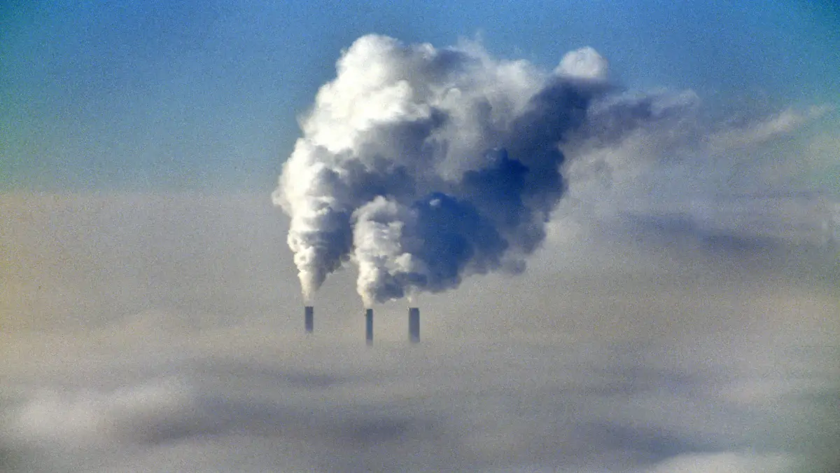  München, Winter, Energiekrise, Energiesparen, Heizkosten, Heizung, Gasheizung, Ölheizung, Erdgas, Gaspreis, Gasrechnung, Schornstein, Kamin, Rauch, Kleinfeuerungsanlage, Kaminrauch, Smog, Feinstaub, Feinstaubbelastung Heizkraftwerk Nord , Kraftwerk Nord, Stadtwerke München SWM *** Munich, winter, energy crisis, energy saving, heating costs, heating, gas heating, oil heating, natural gas, gas price, gas bill, chimney, smoke, small furnace, chimney smoke, smog, fine dust, fine dust pollution heating power plant north , power plant north, Stadtwerke München SWM Copyright: xHeinzxGebhardtx 