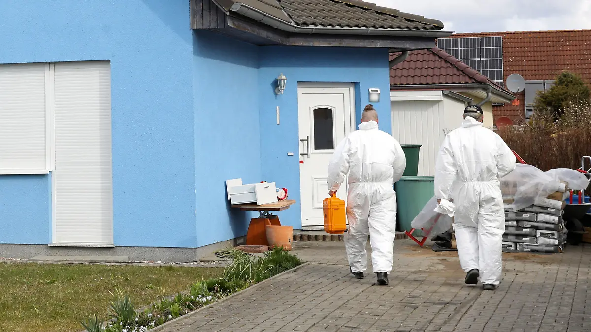 ARCHIV - 01.04.2022, Mecklenburg-Vorpommern, Rövershagen: Mitarbeiter der Kriminaltechnik gehen in ein Haus in Rövershagen, in dem drei Menschen getötet worden sein sollen. Angeklagt ist ein 27-Jähriger. Der Tatverdächtige soll im Februar 2022 seinen Vater, seine Schwester und seine Mutter ermordet haben. Er muss sich nun vor dem Landgericht Rostock verantworten. (zu: dpa «Brutaler Dreifachmord von Rövershagen vor Gericht») Foto: Bernd Wüstneck/dpa - ACHTUNG: Eine Hausnummer wurde aus rechtlichen Gründen gepixelt +++ dpa-Bildfunk +++
