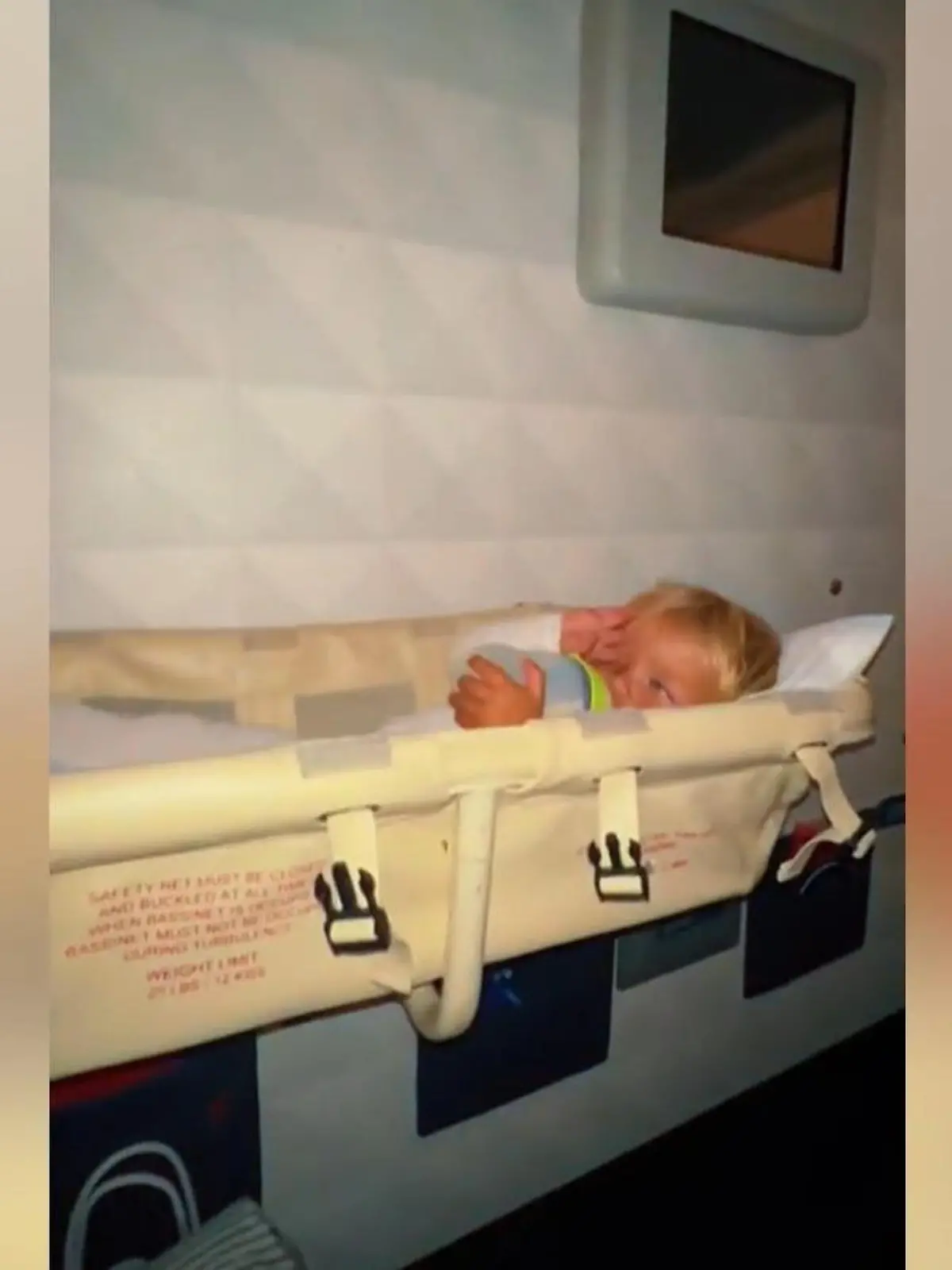 Ein entspannter Flug mit Baby? Ja das geht! Gabrielle Rashbaum hat auf TikTok einen Trick geteilt, der den nächsten langen Flug mit Baby und Co. ganz schön erleichtern könnte. Wie dieser Lifehack aussieht.
