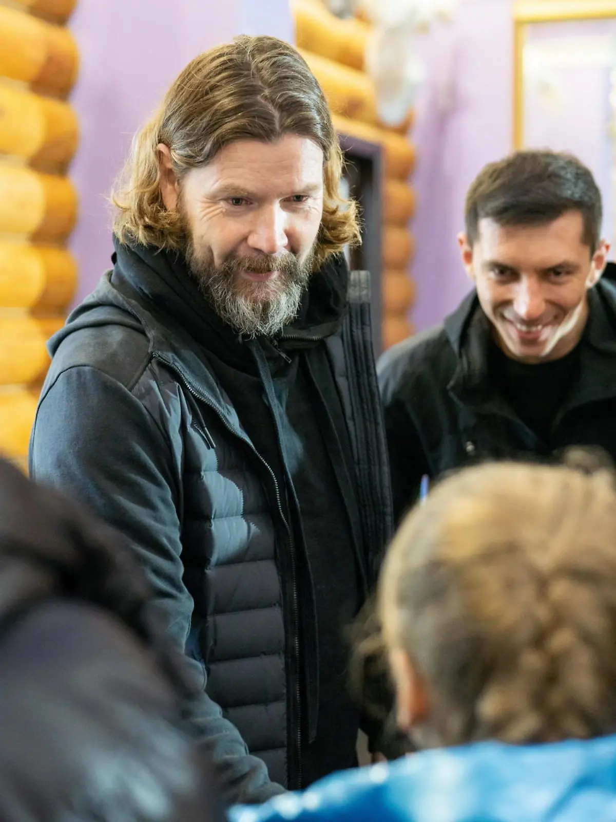 Projektpate Rea Garvey besucht zusammen mit dem Team den Ort an dem traumatisierte Kinder und Jugendliche wieder Ruhe finden können. Das UNHIDE-Projekt hat zum Ziel in der Ukraine Safe Spaces einzurichten um den Kindern und Jugendlichen neue Perspektiven zu eröffnen.

Achtung: Bei Veröffentlichung müssen "RTL-Spendenmarathon", bzw. "Stiftung RTL - Wir helfen Kindern" erwähnt werden!!  Die Verwendung des sendungsbezogenen Materials ist nur mit dem Hinweis und Verlinkung auf RTL+ gestattet.