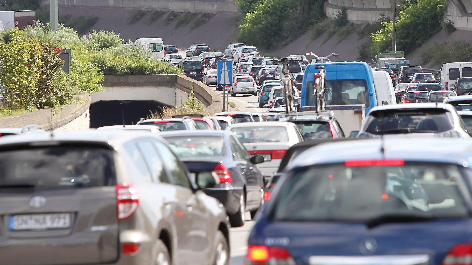 Autos stauen sich am Freitag (01.07.2011) auf der Autobahn 255 hinter den Elbbrücken in Hamburg. Auf Grund der zeitweisen Vollsperrung der A 7, wegen einer Bombenentschärfung in Hamburg-Heimfeld, sowie dem Schulferienbeginn im Norden kam es zu zahlreichen Staus auf den Autobahnen rund um Hamburg. Foto: Malte Christians dpa/lno +++(c) dpa - Bildfunk+++