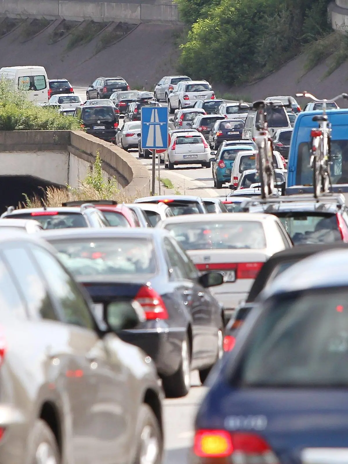Autos stauen sich am Freitag (01.07.2011) auf der Autobahn 255 hinter den Elbbrücken in Hamburg. Auf Grund der zeitweisen Vollsperrung der A 7, wegen einer Bombenentschärfung in Hamburg-Heimfeld, sowie dem Schulferienbeginn im Norden kam es zu zahlreichen Staus auf den Autobahnen rund um Hamburg. Foto: Malte Christians dpa/lno  +++(c) dpa - Bildfunk+++