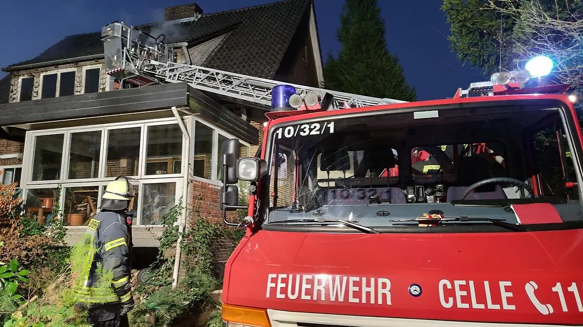 Drehleiter am Einsatzobjekt (Foto: Feuerwehr Celle)
