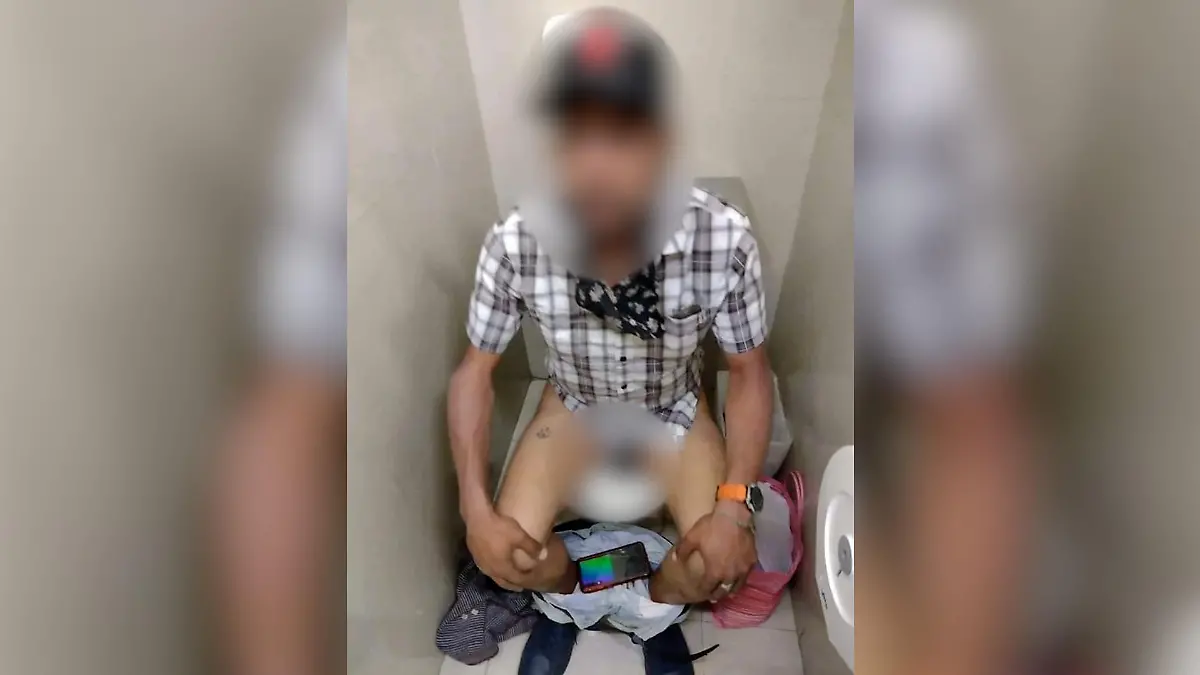 Eigentlich war er gerade beschäftigt, als die Polizei diesen Verbrecher auf der Toilette überführt.