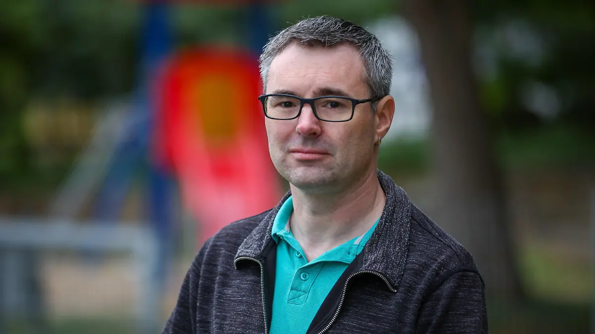 ARCHIV - 22.09.2023, Sachsen-Anhalt, Seeburg: Tobias steht an einem Spielplatz. Der Vater eines Kindes zieht wegen einer Vaterschaftsanfechtung vor das Bundesverfassungsgericht. Derzeit haben biologische Väter kein Recht, Vaterschaften anzufechten, wenn zwischen dem Kind und dem gesetzlichen Vater laut Familiengericht eine sozial-familiäre Beziehung besteht, der Mann also Verantwortung für das Kind trägt (zu dpa «Papa will rechtlicher Vater sein - Verfassungsgericht verhandelt») Foto: Jan Woitas/dpa +++ dpa-Bildfunk +++