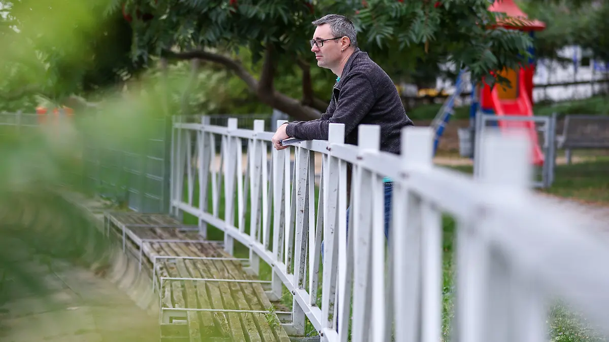 ARCHIV - 22.09.2023, Sachsen-Anhalt, Seeburg: Tobias steht an einem Spielplatz. Der Vater eines Kindes zieht wegen einer Vaterschaftsanfechtung vor das Bundesverfassungsgericht. Derzeit haben biologische Väter kein Recht, Vaterschaften anzufechten, wenn zwischen dem Kind und dem gesetzlichen Vater laut Familiengericht eine sozial-familiäre Beziehung besteht, der Mann also Verantwortung für das Kind trägt (zu dpa «Papa will rechtlicher Vater sein - Verfassungsgericht verhandelt») Foto: Jan Woitas/dpa +++ dpa-Bildfunk +++