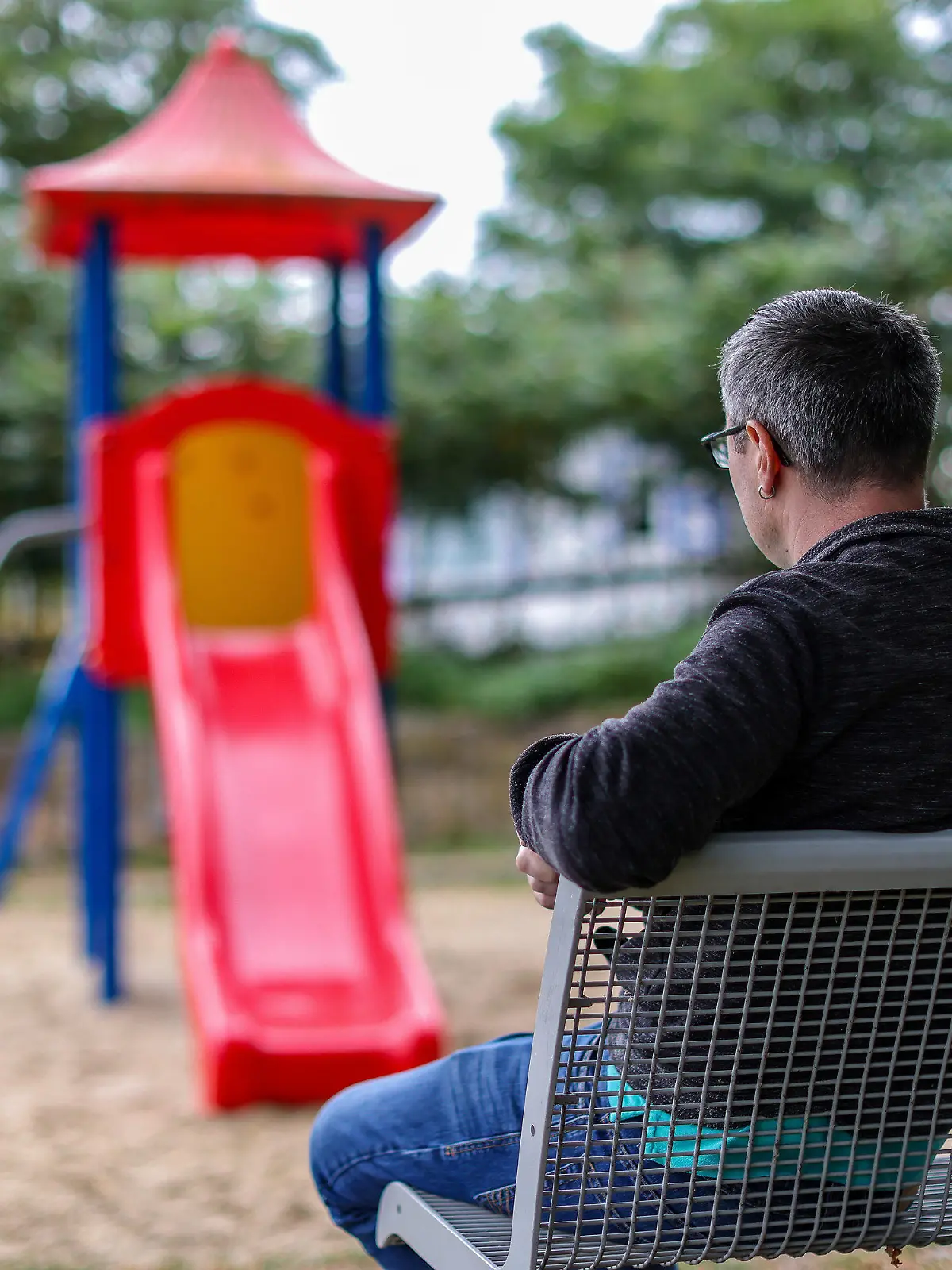 ARCHIV - 22.09.2023, Sachsen-Anhalt, Seeburg: Tobias sitzt allein an einem Spielplatz. Der Vater eines Kindes zieht wegen einer Vaterschaftsanfechtung vor das Bundesverfassungsgericht. Derzeit haben biologische Väter kein Recht, Vaterschaften anzufechten, wenn zwischen dem Kind und dem gesetzlichen Vater laut Familiengericht eine sozial-familiäre Beziehung besteht, der Mann also Verantwortung für das Kind trägt (zu dpa «Papa will rechtlicher Vater sein - Verfassungsgericht verhandelt») Foto: Jan Woitas/dpa +++ dpa-Bildfunk +++