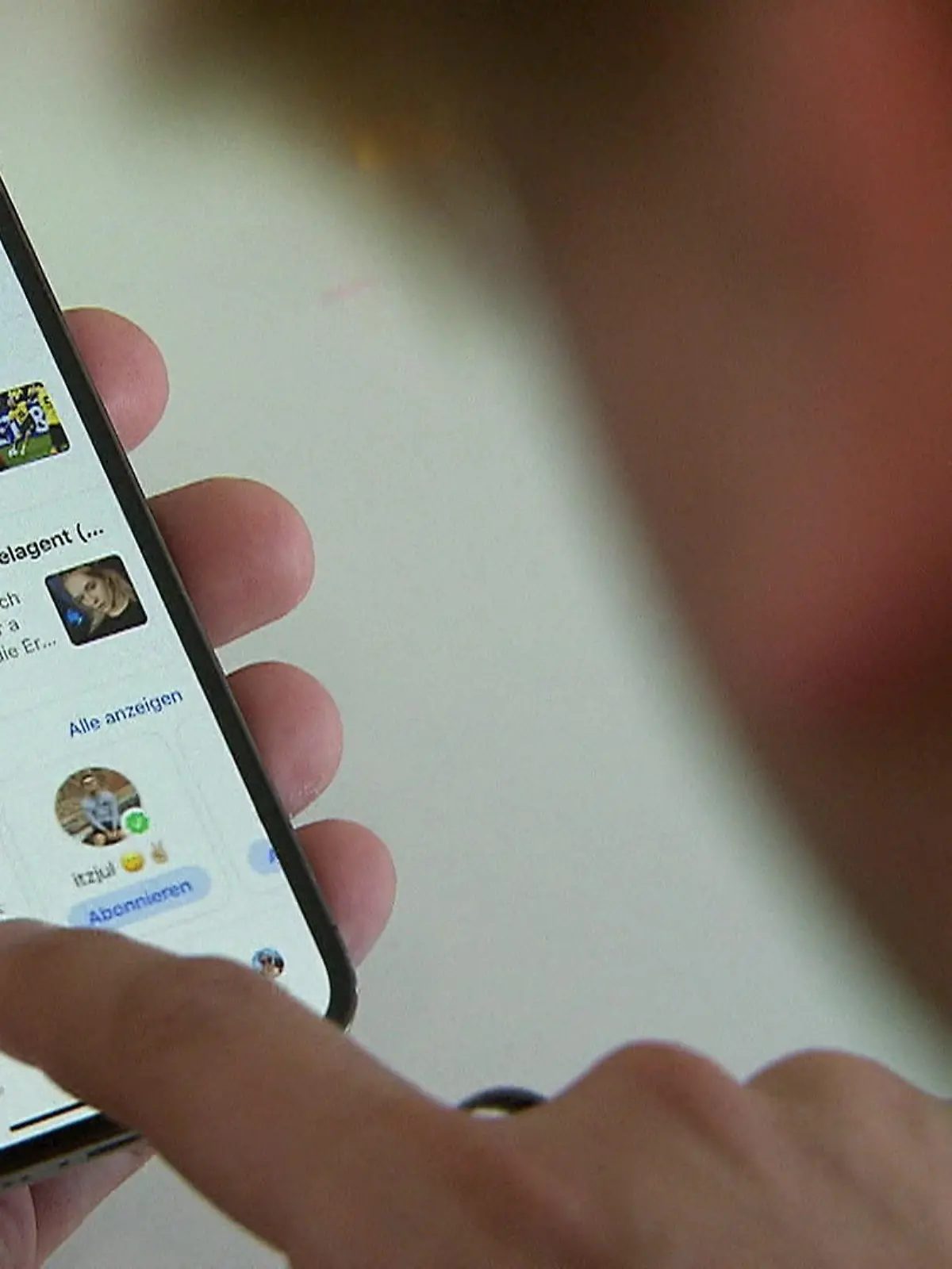 Die altbekannte „Status“-Funktion ist weg. Die „Storys von WhatsApp", die 24h zu sehen sind. Stattdessen gibt es jedoch eine neue Funktion und wie die aussieht, sehen Sie hier im Video.