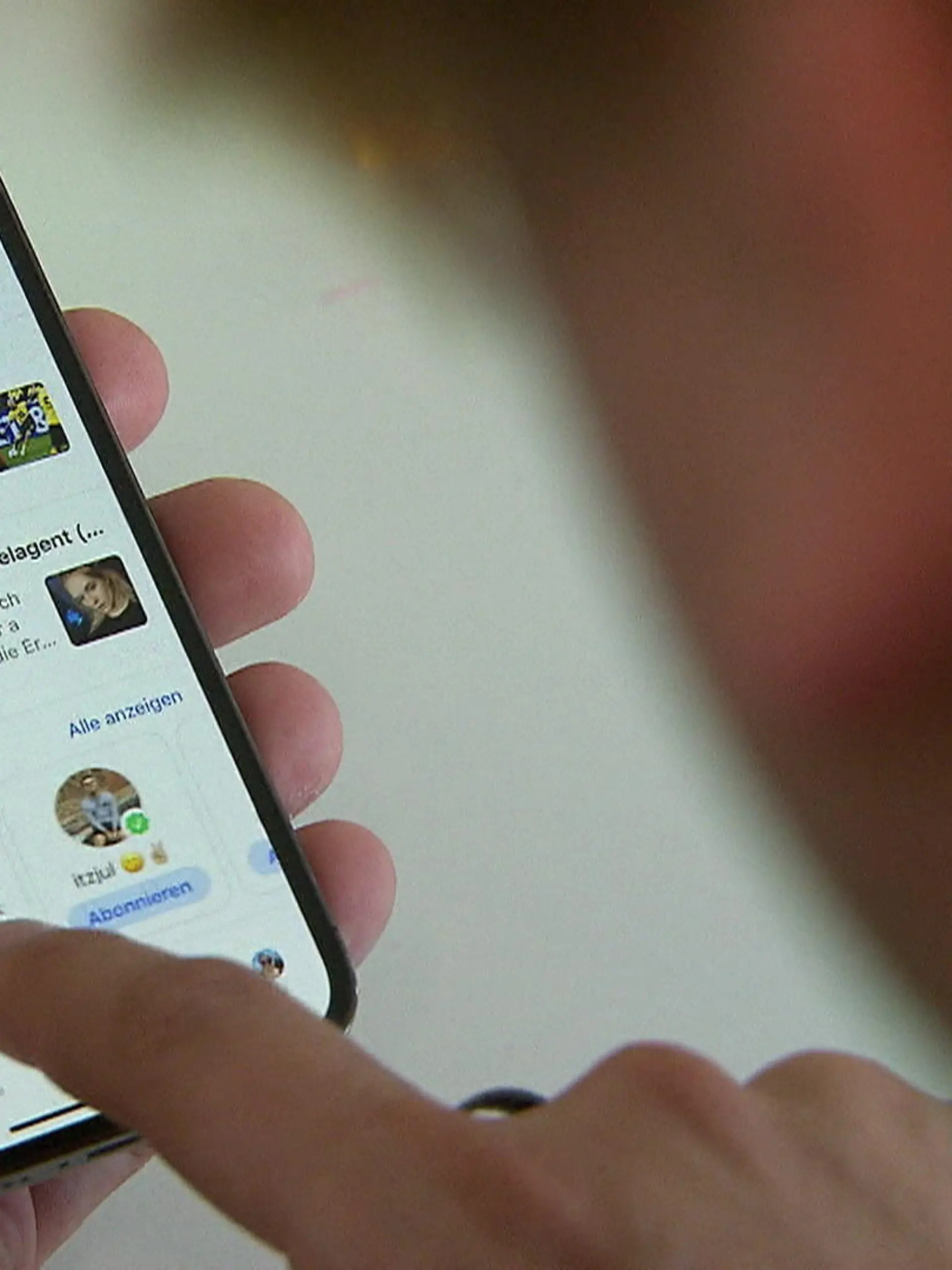 Die altbekannte „Status“-Funktion ist weg. Die „Storys von WhatsApp", die 24h zu sehen sind. Stattdessen gibt es jedoch eine neue Funktion und wie die aussieht, sehen Sie hier im Video.
