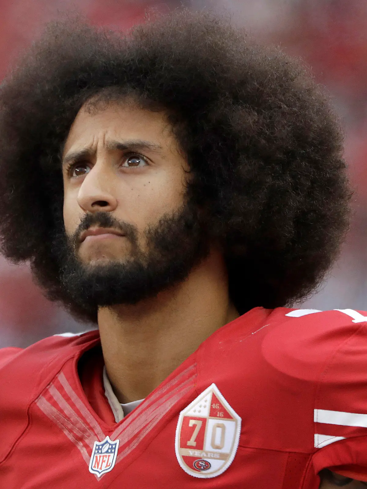 ARCHIV - 11.12.2016, USA, Santa Clara: Colin Kaepernick von den 49ers während des NFL-Spiels zwischen den New York Jets und den San Francisco 49ers. Kaepernick hat die Hoffnung auf ein Comeback in der NFL offensichtlich noch nicht aufgegeben und sich den New York Jets als Quarterback fürs Trainings-Team angeboten.  (zu dpa: «Kaepernick schreibt Brief an New York Jets und bittet um Job») Foto: Marcio Jose Sanchez/AP/dpa +++ dpa-Bildfunk +++