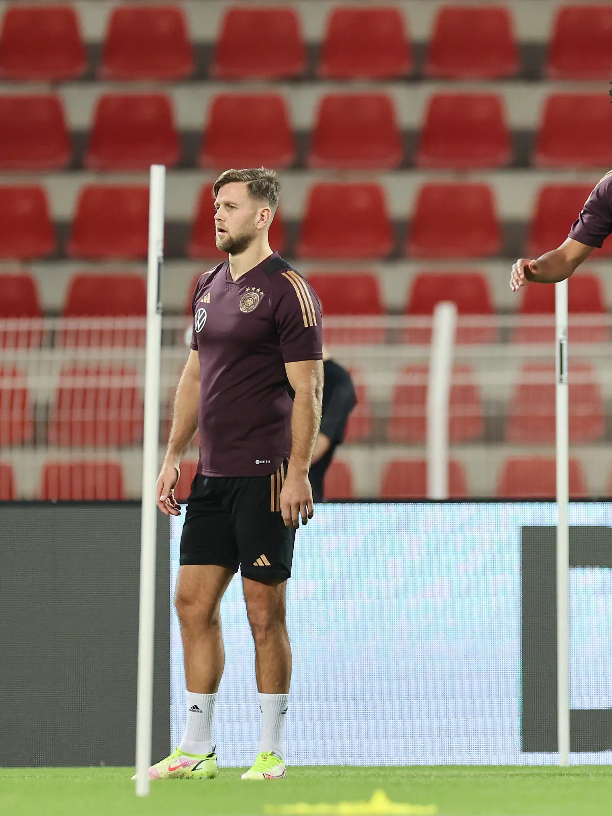 15.11.2022, Oman, Maskat: Fußball, WM, Nationalmannschaft, Deutschland, Abschlusstraining vor dem Testspiel gegen den Oman, Sultan-Qabus-Sportzentrum, die Nationalspieler Niclas Füllkrug (l) und Serge Gnabry. Foto: Christian Charisius/dpa +++ dpa-Bildfunk +++