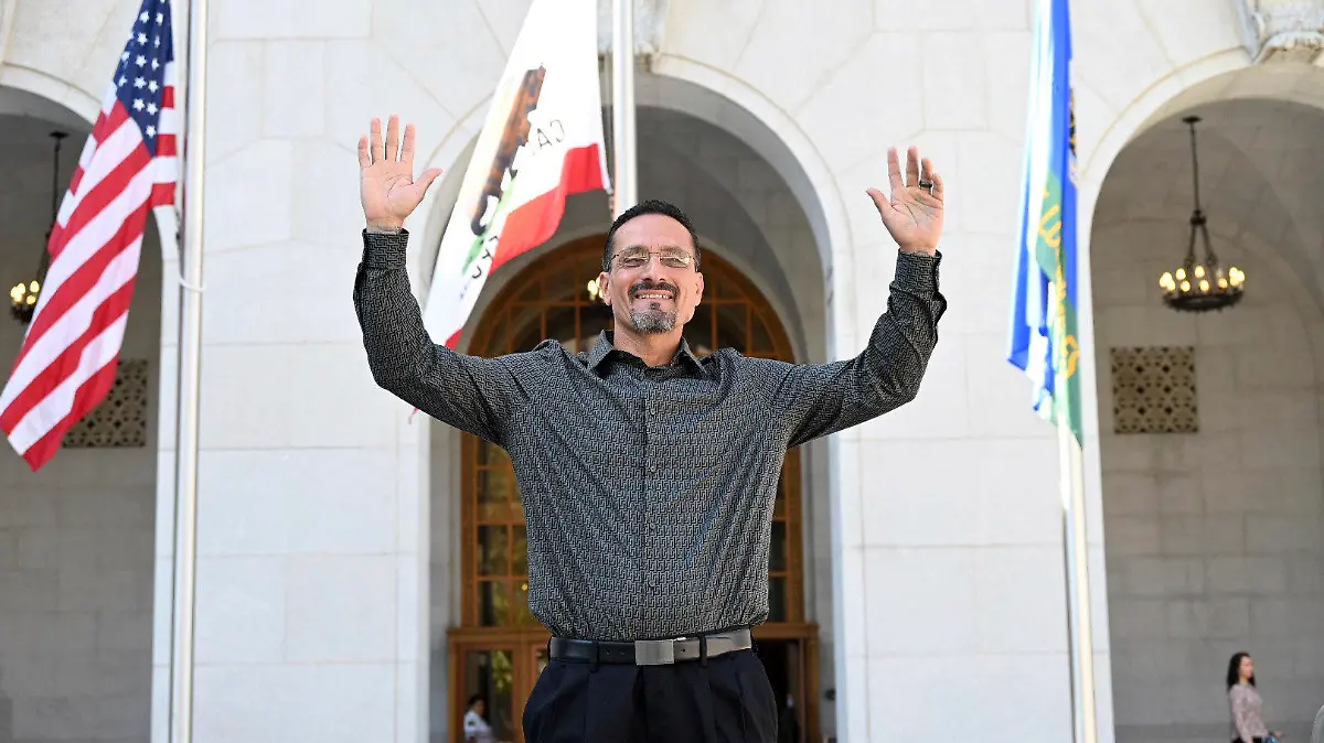 26.09.2023, USA, Los Angeles: Auf diesem Foto, das vom Innocence Center und dem California Innocence Project zur Verfügung gestellt wurde, winkt Gerardo Cabanillas nach seiner Freilassung vor der Hall of Justice in der Innenstadt von Los Angeles. 28 Jahre nach seiner Festnahme und späteren Verurteilung wegen Raubes, Kidnapping und sexueller Übergriffe ist ein Häftling im US-Bundesstaat Kalifornien für unschuldig erklärt und freigelassen worden. Gerardo Cabanillas - bei seiner Verhaftung 18 Jahre alt - sei «schwerwiegendes Unrecht» widerfahren, sagte George Gascón, Bezirksstaatsanwalt von Los Angeles, am Dienstag (Ortszeit) laut einer Mitteilung. Foto: Laurence Colletti/Legal Talk Network/AP/dpa - ACHTUNG: Nur zur redaktionellen Verwendung bis zum 10.10.2023 im Zusammenhang mit der aktuellen Berichterstattung und nur mit vollständiger Nennung des vorstehenden Credits +++ dpa-Bildfunk +++