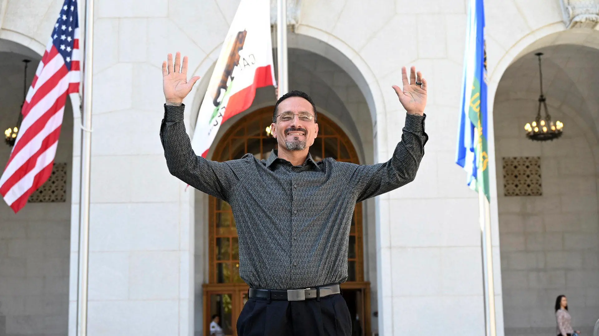 26.09.2023, USA, Los Angeles: Auf diesem Foto, das vom Innocence Center und dem California Innocence Project zur Verfügung gestellt wurde, winkt Gerardo Cabanillas nach seiner Freilassung vor der Hall of Justice in der Innenstadt von Los Angeles. 28 Jahre nach seiner Festnahme und späteren Verurteilung wegen Raubes, Kidnapping und sexueller Übergriffe ist ein Häftling im US-Bundesstaat Kalifornien für unschuldig erklärt und freigelassen worden. Gerardo Cabanillas - bei seiner Verhaftung 18 Jahre alt - sei «schwerwiegendes Unrecht» widerfahren, sagte George Gascón, Bezirksstaatsanwalt von Los Angeles, am Dienstag (Ortszeit) laut einer Mitteilung. Foto: Laurence Colletti/Legal Talk Network/AP/dpa - ACHTUNG: Nur zur redaktionellen Verwendung bis zum 10.10.2023 im Zusammenhang mit der aktuellen Berichterstattung und nur mit vollständiger Nennung des vorstehenden Credits +++ dpa-Bildfunk +++