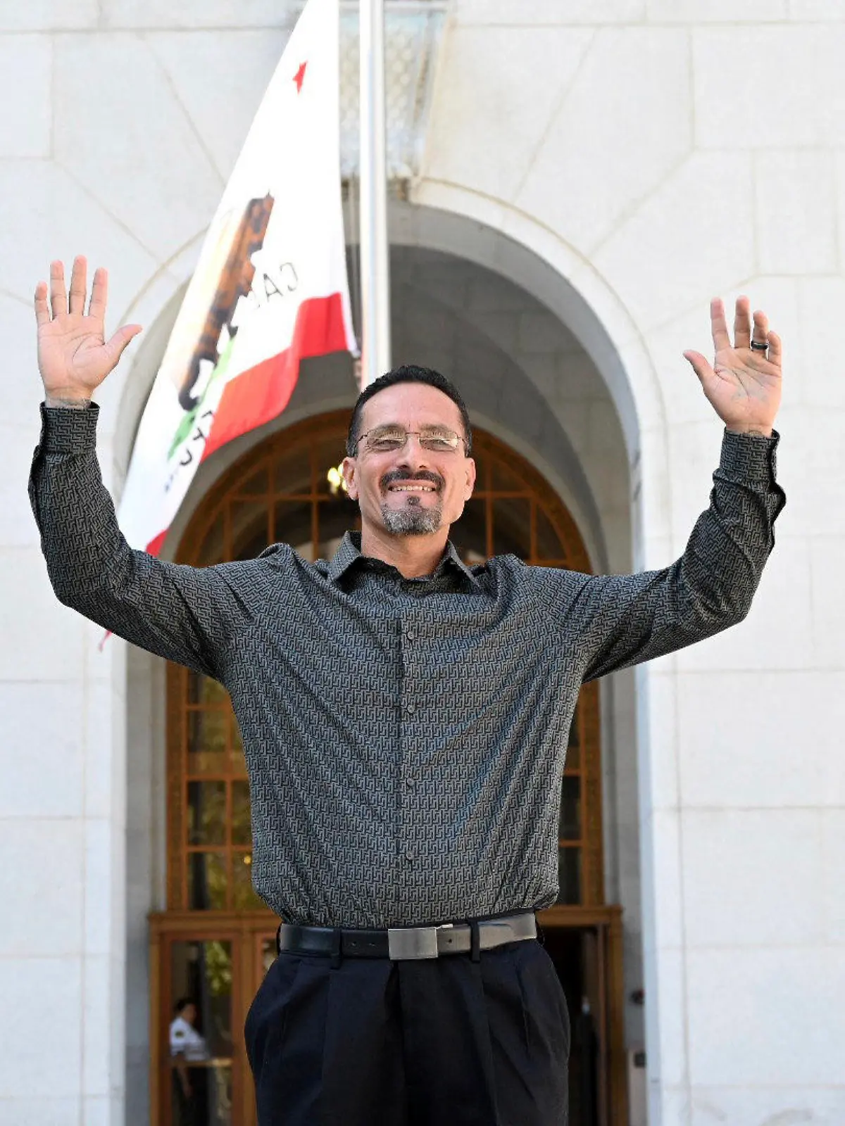 26.09.2023, USA, Los Angeles: Auf diesem Foto, das vom Innocence Center und dem California Innocence Project zur Verfügung gestellt wurde, winkt Gerardo Cabanillas nach seiner Freilassung vor der Hall of Justice in der Innenstadt von Los Angeles. 28 Jahre nach seiner Festnahme und späteren Verurteilung wegen Raubes, Kidnapping und sexueller Übergriffe ist ein Häftling im US-Bundesstaat Kalifornien für unschuldig erklärt und freigelassen worden. Gerardo Cabanillas - bei seiner Verhaftung 18 Jahre alt - sei «schwerwiegendes Unrecht» widerfahren, sagte George Gascón, Bezirksstaatsanwalt von Los Angeles, am Dienstag (Ortszeit) laut einer Mitteilung. Foto: Laurence Colletti/Legal Talk Network/AP/dpa - ACHTUNG: Nur zur redaktionellen Verwendung bis zum 10.10.2023 im Zusammenhang mit der aktuellen Berichterstattung und nur mit vollständiger Nennung des vorstehenden Credits +++ dpa-Bildfunk +++