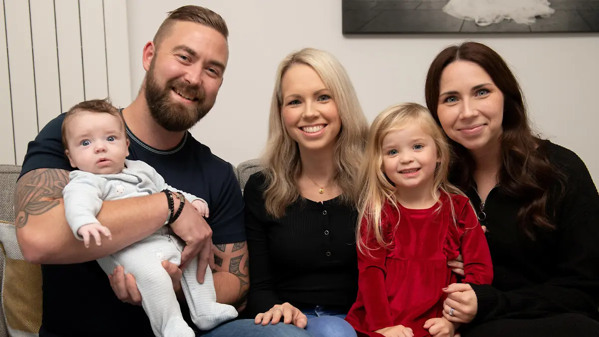 SONDERKONDITIONEN: Satzpreis!
Aaron and Abbie Morris, baby Jax, Ellie (3), sister Grace Wilton. A woman who unexpectedly went in to labour had her baby delivered by her husband and sister - while the rest of her family ate dinner downstairs. See SWNS story SWTPbirth. Abbie Morris, 32, gave birth to a little boy a week before her due date at home in Fareham, Hants. She had invited relatives over for a meal on the evening of August 21 when her contractions became more intense. Her local hospital maternity ward said they couldn't spare a bed, she claims, so she decided to wait - before events overtook her.  / action press