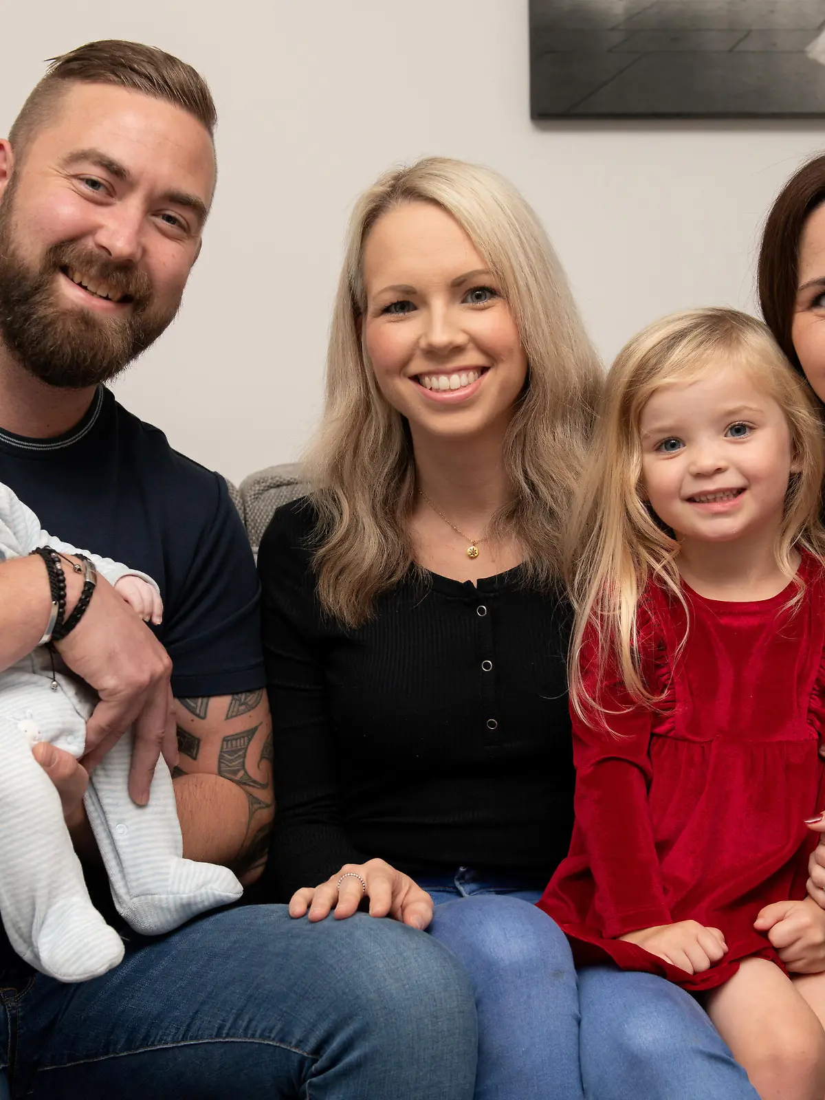 SONDERKONDITIONEN: Satzpreis!
Aaron and Abbie Morris, baby Jax, Ellie (3), sister Grace Wilton. A woman who unexpectedly went in to labour had her baby delivered by her husband and sister - while the rest of her family ate dinner downstairs. See SWNS story SWTPbirth. Abbie Morris, 32, gave birth to a little boy a week before her due date at home in Fareham, Hants. She had invited relatives over for a meal on the evening of August 21 when her contractions became more intense. Her local hospital maternity ward said they couldn't spare a bed, she claims, so she decided to wait - before events overtook her.  / action press