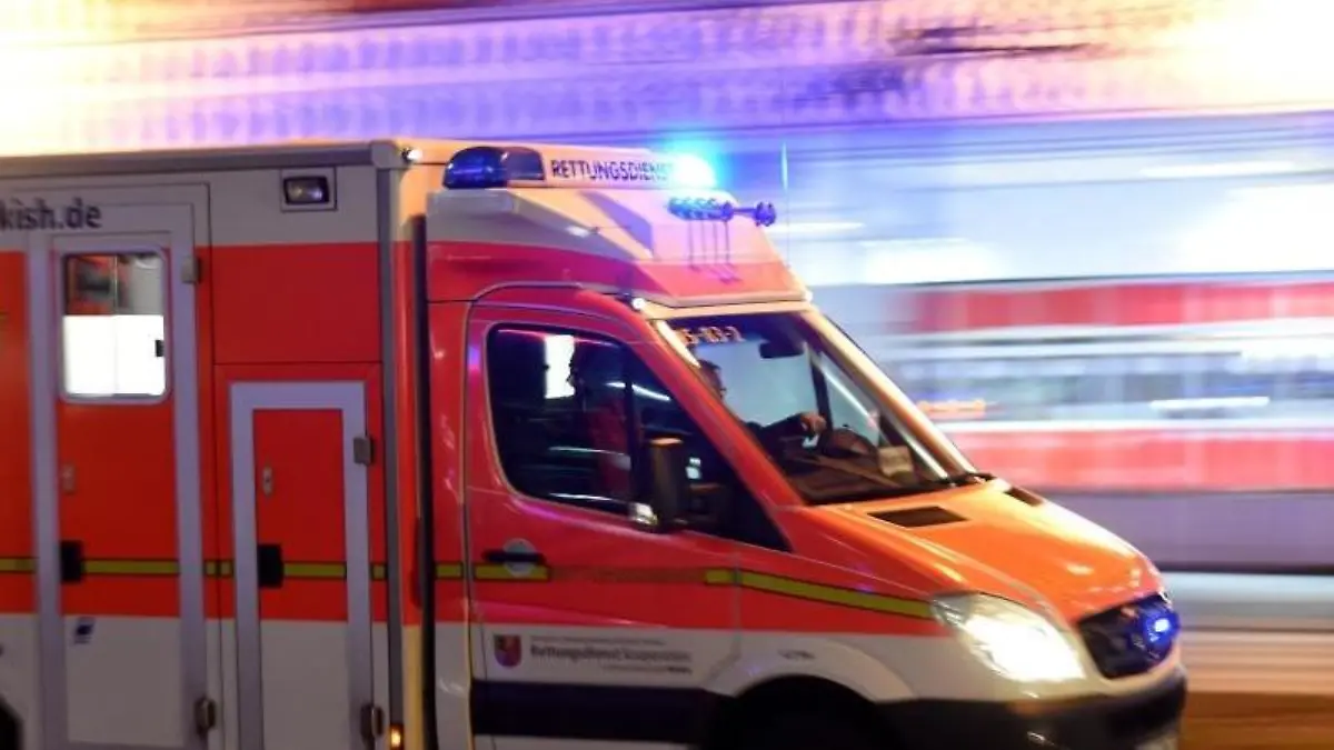 Ein Rettungswagen fährt zu einem Einsatz. Foto: Carsten Rehder/Archiv