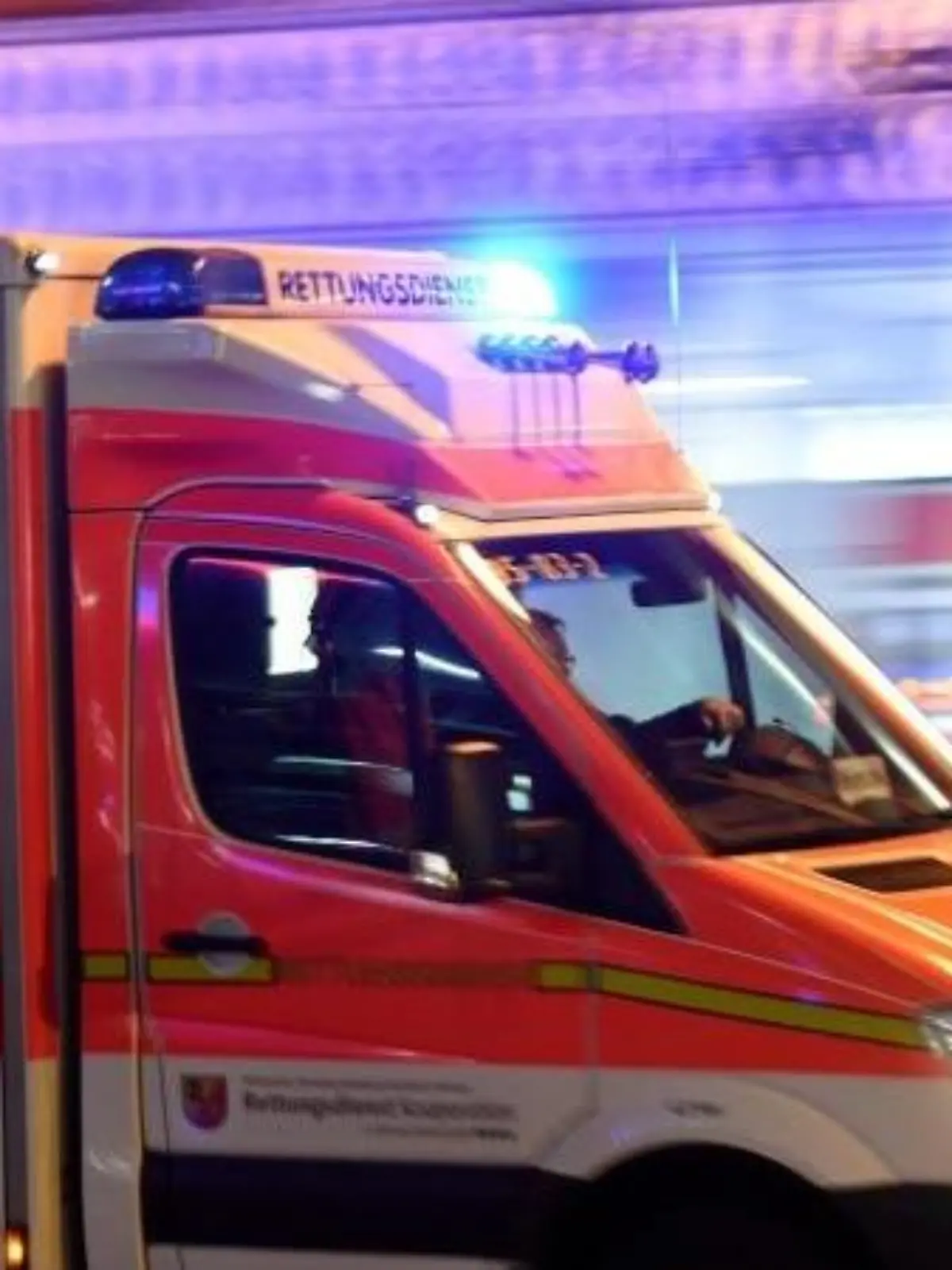 Ein Rettungswagen fährt zu einem Einsatz. Foto: Carsten Rehder/Archiv