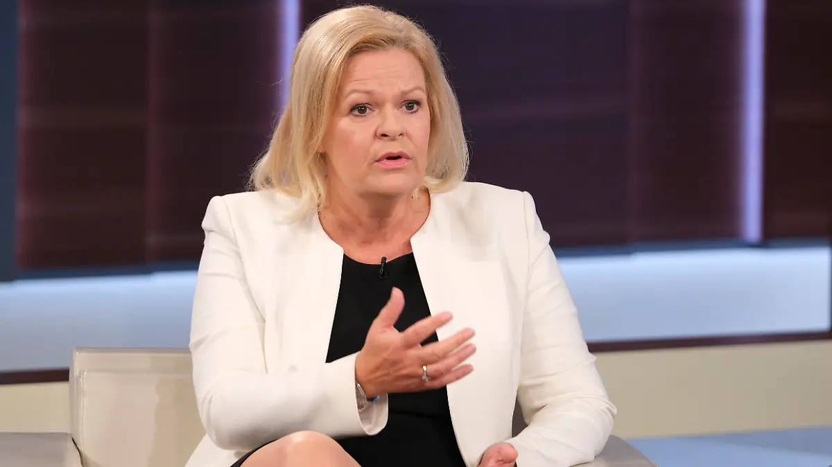 HANDOUT - 24.09.2023, Berlin: Bundesinnenministerin Nancy Faeser (SPD) spricht während der ARD-Sendung «Anne Will» zum Thema «An der «Belastungsgrenze» - Schafft Deutschland eine bessere Flüchtlingspolitik?». Faeser hat den Vorschlag einer jährlichen Obergrenze für Geflüchtete in Deutschland von CSU-Chef Söder abgelehnt. Foto: Wolfgang Borrs/NDR/dpa - ACHTUNG: Nur zur redaktionellen Verwendung im Zusammenhang mit der aktuellen Berichterstattung und nur mit vollständiger Nennung des vorstehenden Credits +++ dpa-Bildfunk +++