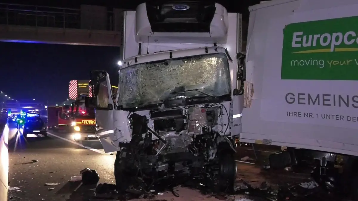 Ein Fahrer stirbt bei einem Lkw-Unfall, ein weiterer wird verletzt.