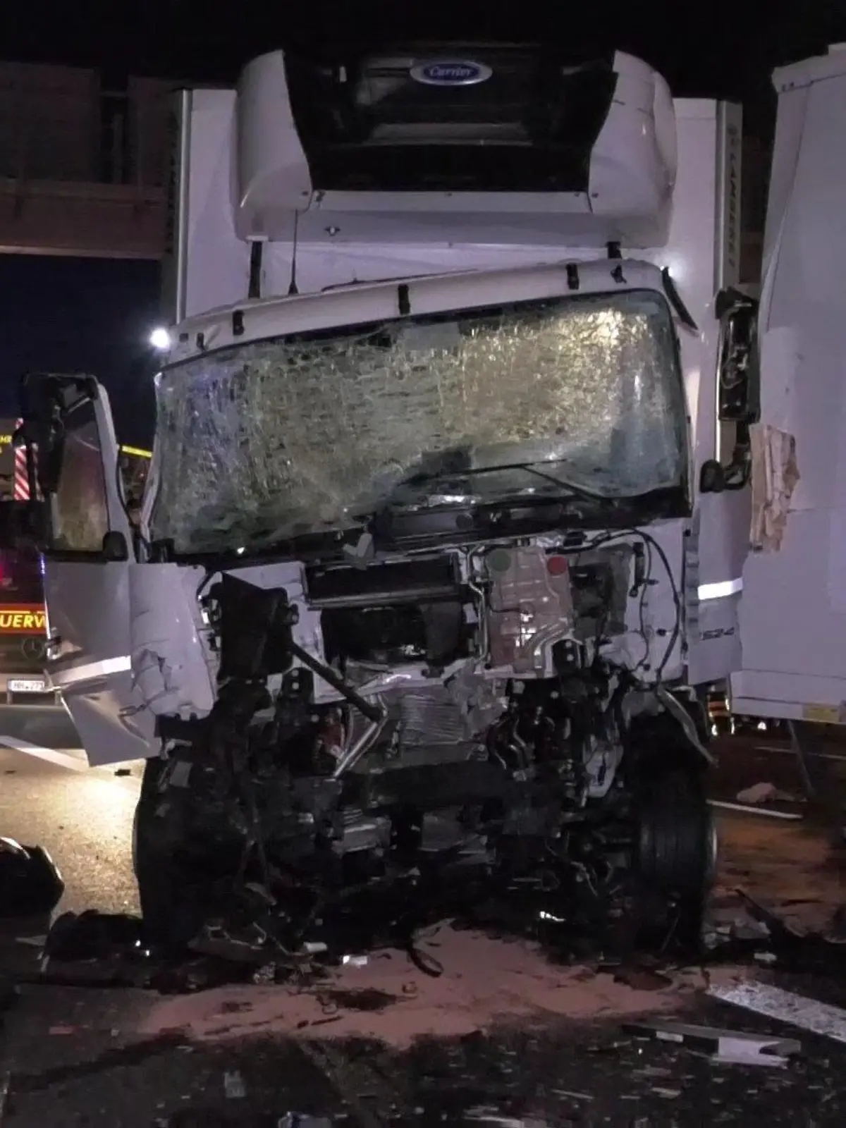 Ein Fahrer stirbt bei einem Lkw-Unfall, ein weiterer wird verletzt.