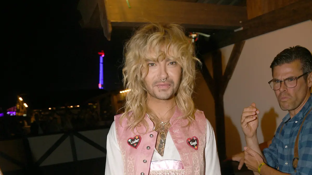 24.09.2023, Bayern, München: Die Musiker Bill Kaulitz steht mit eine pinken Lederhose im Käferzelt. Die 188. Wiesn findet dieses Jahr vom 16.09.- 03.10.2023 statt. Foto: Felix Hörhager/dpa +++ dpa-Bildfunk +++