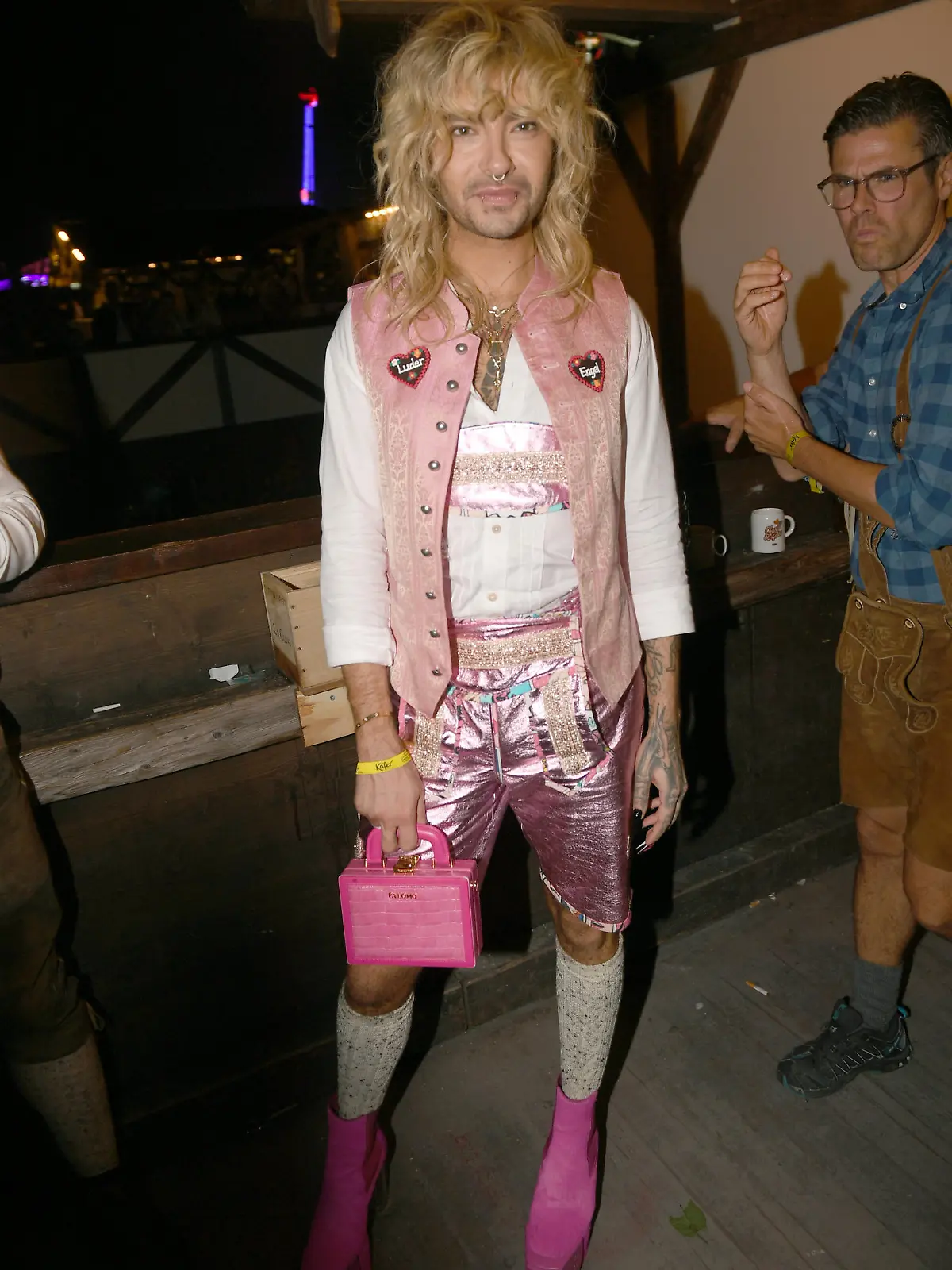 24.09.2023, Bayern, München: Die Musiker Bill Kaulitz steht mit eine pinken Lederhose im Käferzelt. Die 188. Wiesn findet dieses Jahr vom 16.09.- 03.10.2023 statt. Foto: Felix Hörhager/dpa +++ dpa-Bildfunk +++