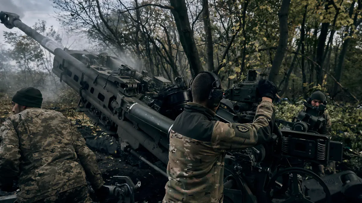 23.10.2022, Ukraine, Donezk: Ukrainische Soldaten feuern aus einer von den USA gelieferten Haubitze M777. Foto: Libkos/AP/dpa +++ dpa-Bildfunk +++