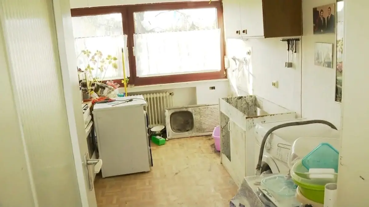 In dieser Küche hatte der Hausmeister große Mengen Rohrreiniger in den Abfluss gekippt, um eine Verstopfung zu lösen. Mit fatalen Konsequenzen.