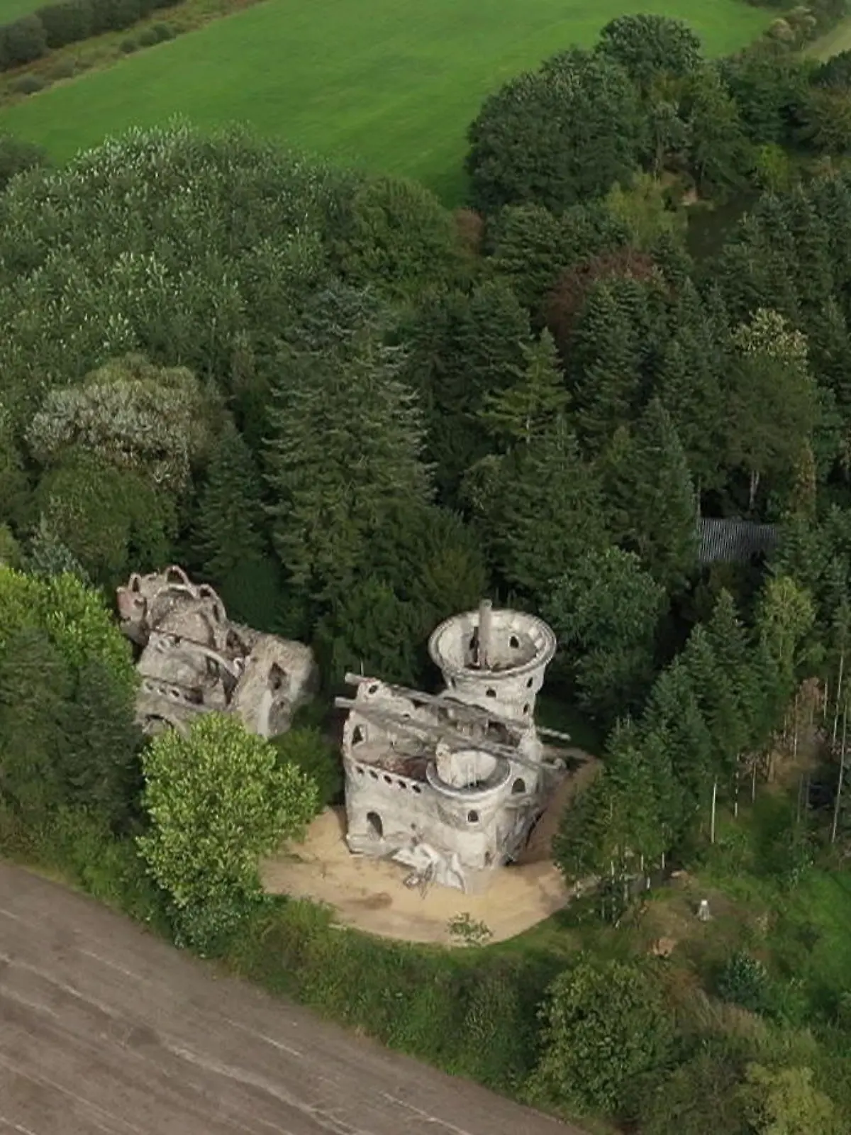 Grotten, Burgruinen und Türme - was aussieht als wäre es entweder der ehemalige Wohnort eines Königs oder die verfallene Kulisse eines Mittelalterfilmes, ist in Wahrheit das Herzensprojekt von Reinhard Nuss. Der 66-Jährige hat sich eine eigene Märchenwelt erschaffen. Wie er zu dem Grundstück gekommen ist, erzählt er uns in seinem ersten Bauwerk.
Reinhard Nuss
Hobby-Baumeister
„Ich bin Selbstständig und habe mehrere Angestellte und eines Tages meinte eine, Reinhard da gibt es ein Grundstück [...]
[...] 15.000 Quadratmeter da bin ich sofort hierhin gefahren, habe ich mich in diese Grundstück verliebt du konntest hier mit dem Auto nicht rauffahren, es war alles zugewachsen“
Das Materiallager, aus dem Reinhard Nuss seine Bausstoffe holt, ist reich gefüllt. Ob Steine, Balken oder kleine dekorative Objekte. Was hier verbaut wird stammt aus dieser Fundgrube. Gekauft hat Reinhard Nuss nichts - außer den Beton.
„Jeder bringt was, das hat mein Nachbar gebracht weil bei ihm war was abgebrochen, aber manche Sachen die liegen hier schon 20 Jahre - über 20 Jahre. Das kommt von überall her, dass sieht man auch wie ich es hier verbaut habe. Das ist alles kostenlos“
Sein eigentlicher Beruf hat gar nichts mit seinem Hobby zu tun – der 66- Jährige ist gelernter Zahntechniker. Ein kleiner Umweg auf dem Weg zum Schlossbauer.
„Ja ich wollte eigentlich immer schon Grotten bauen. Weil das passt mehr zur Natur. Diese Türme und das Holzhaus das passt eigentlich nicht, aber die Grotten: Das sieht man nicht wenn der Efeu kommt und das ist auch gut für die Tiere“
Drei verschiedene Arbeiten will Reinhard täglich schaffen, erzählt er uns. Welches Projekt er angeht, entscheidet er morgens spontan. Heute steht vor allem das Mauern eines Torbogens in der Nähe der Einfahrt an.
"Das sind die Lampen, einfach damit wenn ihr hier jemand reinfährt macht es zack und Licht. Aber dass - das sieht man nachher nicht, hier kommt von da oben in 95 Grad noch ein Dach mit Dachpfannen, wie eine Art Carport"
Maurerarbeiten, Kabel verlegen, oder Wände mit Mosaiken dekorieren. Die Arbeiten, die Reinhard Nuss auf der Baustelle erledigen muss sind vielfältig - richtige Lieblingsaufgaben hat der 66-Jährige dabei nicht.
"Das geht nach der Laune, aber ich arbeite jeden Tag, denn jeden Tag den ich nicht arbeite dann ist Tag verloren. Ich mach alles mögliche - aber nie das was mir nicht gefällt oder was ich muss. Ich mach nur das was mir Spaß macht"
Doch „nur“ zum Spaß baut Reinhard Nuss hier in Rulle in der Gemeinde Wallenhorst nicht – er verfolgt damit ein großes Ziel – eines Tages will er in einer Grotte auf dem 15.000 Quadratmeter Areal wohnen. Er orientiert sich dabei an einem Vorbild aus seiner ehemaligen Heimat.
"Das war in Sibirien, wo ich geboren bin. Meine Eltern mit deren Eltern haben ein Haus zusammen gebaut: Und die haben ein Haus gehabt mit einer Küche in der Mitte. So groß war die gar nicht: aber jeder hat Wohnzimmer gehabt jeder hat Schlafzimmer gehabt, aber die Küche gemeinsam. Und jede Abend haben wir dort zusammen gesessen und es war wunderschön. Und dann hab ich gedacht, ich baue hier mehrere Grotten mit einer als Küche."
Wann der Tag kommt, an dem seine Bauwerke fertig sein werden, kann Reinhard Nuss noch nicht sagen, es wird aber wohl noch etwas dauern.
„Ich hab zu anderen immer gesagt 250 Jahre. 250 Jahre: 200 Jahre werde ich arbeiten und 50 Jahre genießen“
Auch wenn das unrealistisch ist, so passt es doch in die Märchenwelt, die Reinhard Nuss hier in Rulle kreiert hat