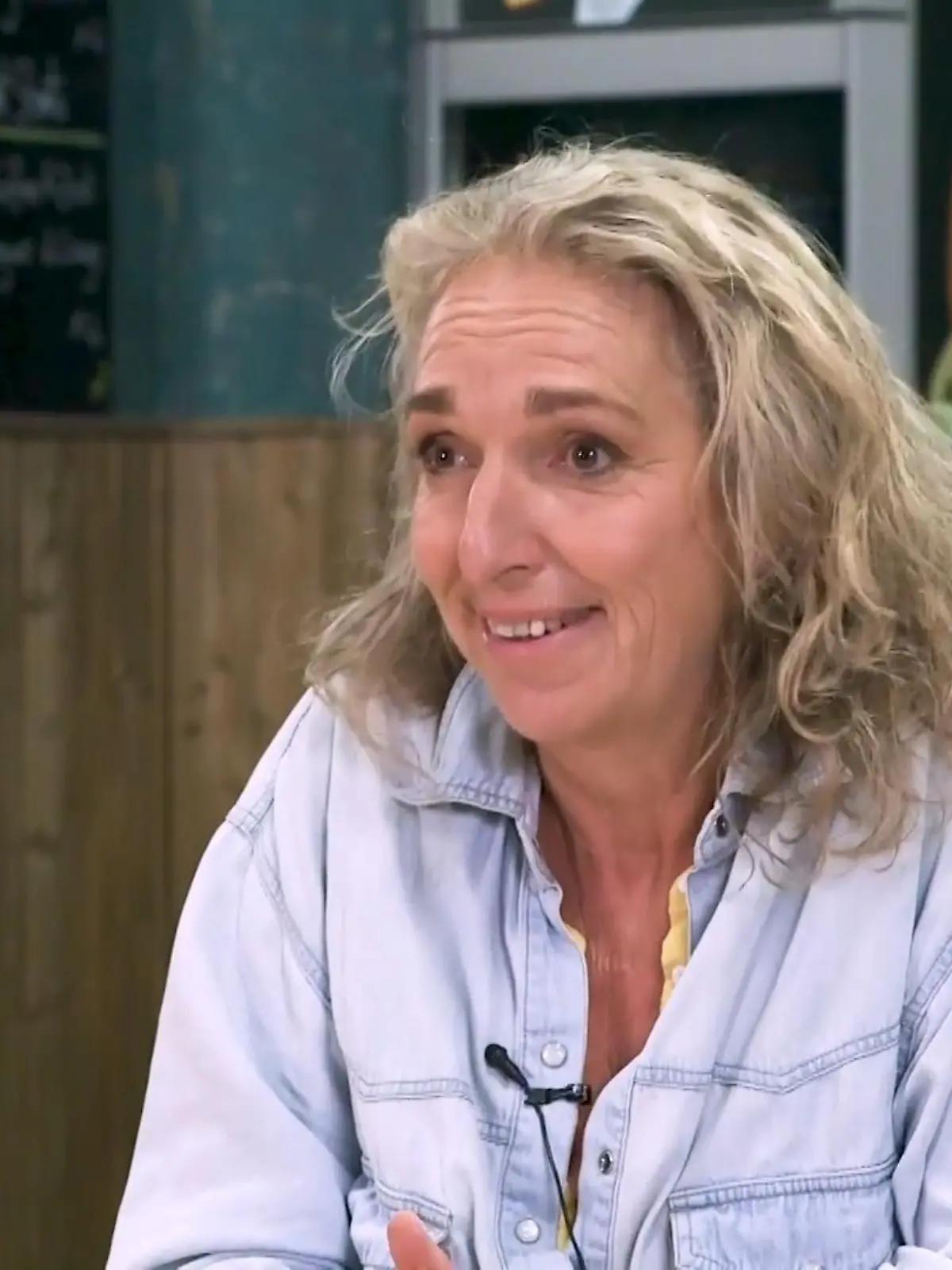 Wer kennt sie nicht? Irene Schwarz (62) spielte über zehn Jahre und in 94 Folgen die gute Seele der Familie Krause in einer der kultigsten Comedy-Serien Deutschlands. In der Sitcom „Hausmeister Krause“ war sie als die Ehefrau Elisabeth an der Seite von Schauspieler und Komiker Tom Gerhardt (65) zu sehen. Nach einer etwas längeren Auszeit kehrt sie am Montag, den 21.11. zurück auf die Bildschirme: Bei „Alles was zählt“ schlüpft sie in die Gastrolle der Ludmilla Schmidt – eine Figur, die ihr sehr gut liegt, wie Irene im Video findet.