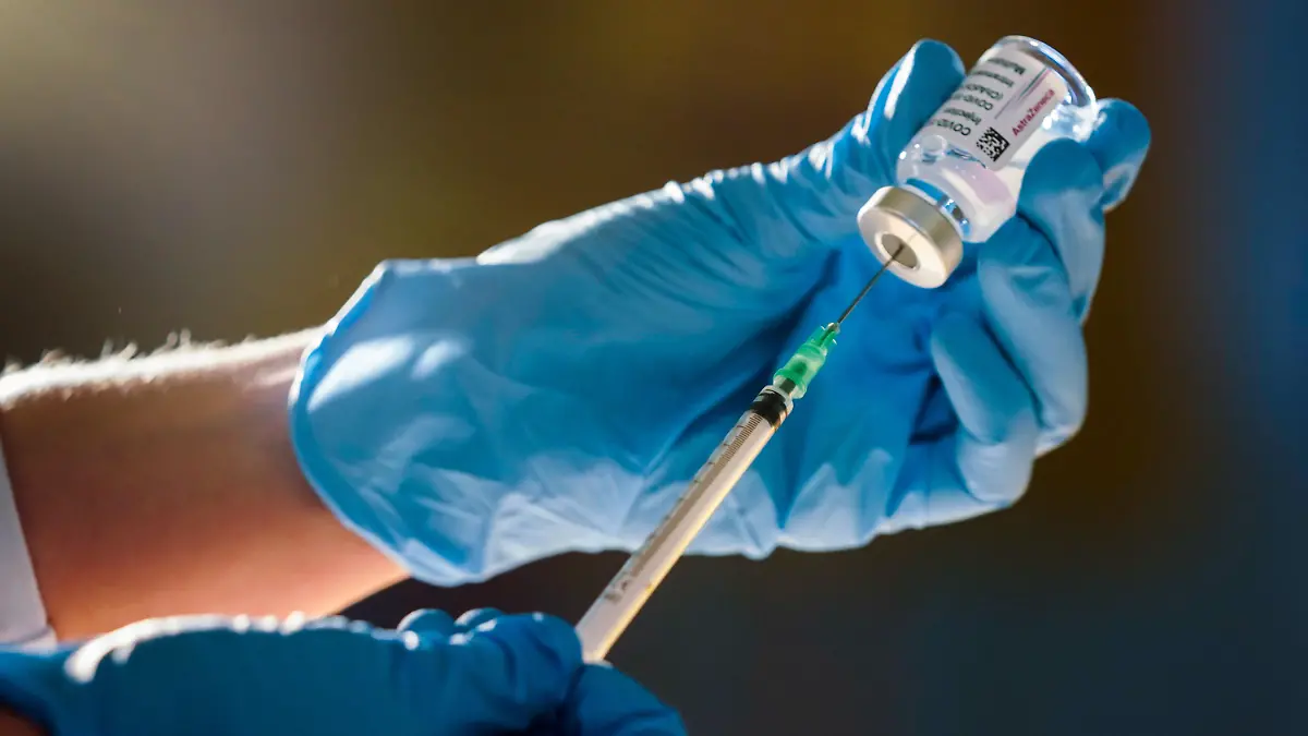 Spritze mit dem Impfstoff AstraZeneca (Themenfoto vom 19.05.2021). Wie bei jeder Impfung kann es auch bei der Corona-Schutzimpfung zu Nebenwirkungen kommen. Betroffene des "Post-Vac-Syndroms" leiden unter aehnlichen Symptomen wie sie bei Long Covid auftreten - und unter Stigmatisierung. Die Impfnebenwirkungen, die nach der Covid-19-Schutzimpfung mit einem zugelassenen Impfstoff auftreten koennen unter anderem chronische Erschoepfung, Muedigkeit, Hirnvenenthrombosen, Laehmungserscheinungen und Herzbeutelentzuendungen sein. (Siehe epd-Bericht vom 15.11.2022)
