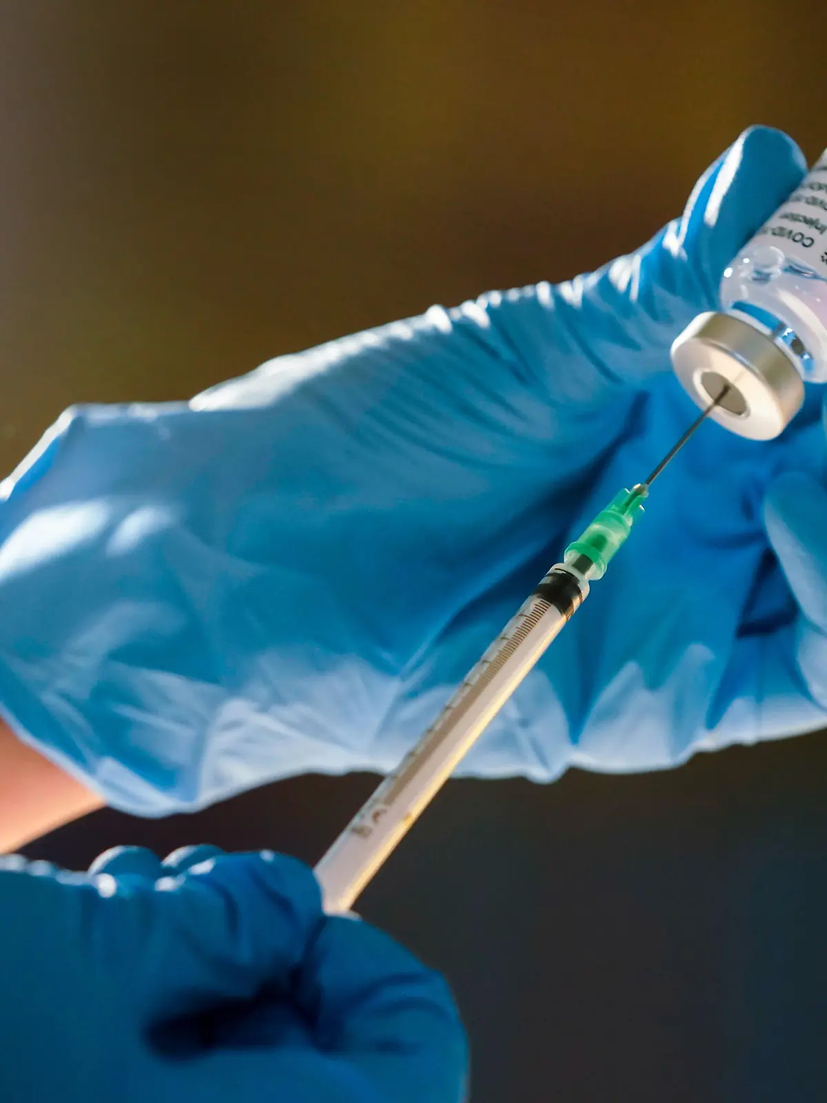 Spritze mit dem Impfstoff AstraZeneca (Themenfoto vom 19.05.2021). Wie bei jeder Impfung kann es auch bei der Corona-Schutzimpfung zu Nebenwirkungen kommen. Betroffene des "Post-Vac-Syndroms" leiden unter aehnlichen Symptomen wie sie bei Long Covid auftreten - und unter Stigmatisierung. Die Impfnebenwirkungen, die nach der Covid-19-Schutzimpfung mit einem zugelassenen Impfstoff auftreten koennen unter anderem chronische Erschoepfung, Muedigkeit, Hirnvenenthrombosen, Laehmungserscheinungen und Herzbeutelentzuendungen sein. (Siehe epd-Bericht vom 15.11.2022)