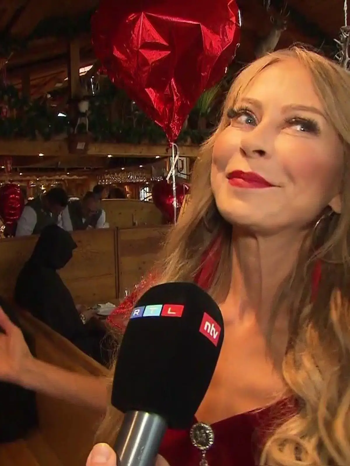 Jenny Elvers im Interview bei der Ladies Red Wiesn auf dem Oktoberfest 2023.