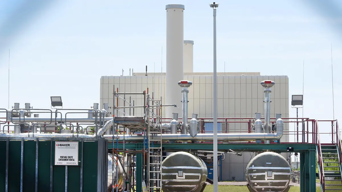 ARCHIV - 22.06.2022, Sachsen-Anhalt, Bad Lauchstädt/Teutschenthal: Anlagen für die Speicherung von Gas stehen auf dem Gelände des Untergrund-Gasspeichers der VNG AG. Die Speicheranlage kombiniert die Speichertypen Kavernen- und Porenspeicher. Hierbei wird das Gas entweder in großen Hohlräumen (Kavernen) im Salzstock oder in porösem Gestein gespeichert. Der Chef der Bundesnetzagentur, Müller, hat sich mit dem aktuellen Fülltempo der Gasspeicher weitgehend zufrieden gezeigt (zu dpa «Netzagentur: Gasspeicher wieder auf «ordentlichem Einspeicherpfad»»). Foto: Waltraud Grubitzsch/dpa +++ dpa-Bildfunk +++