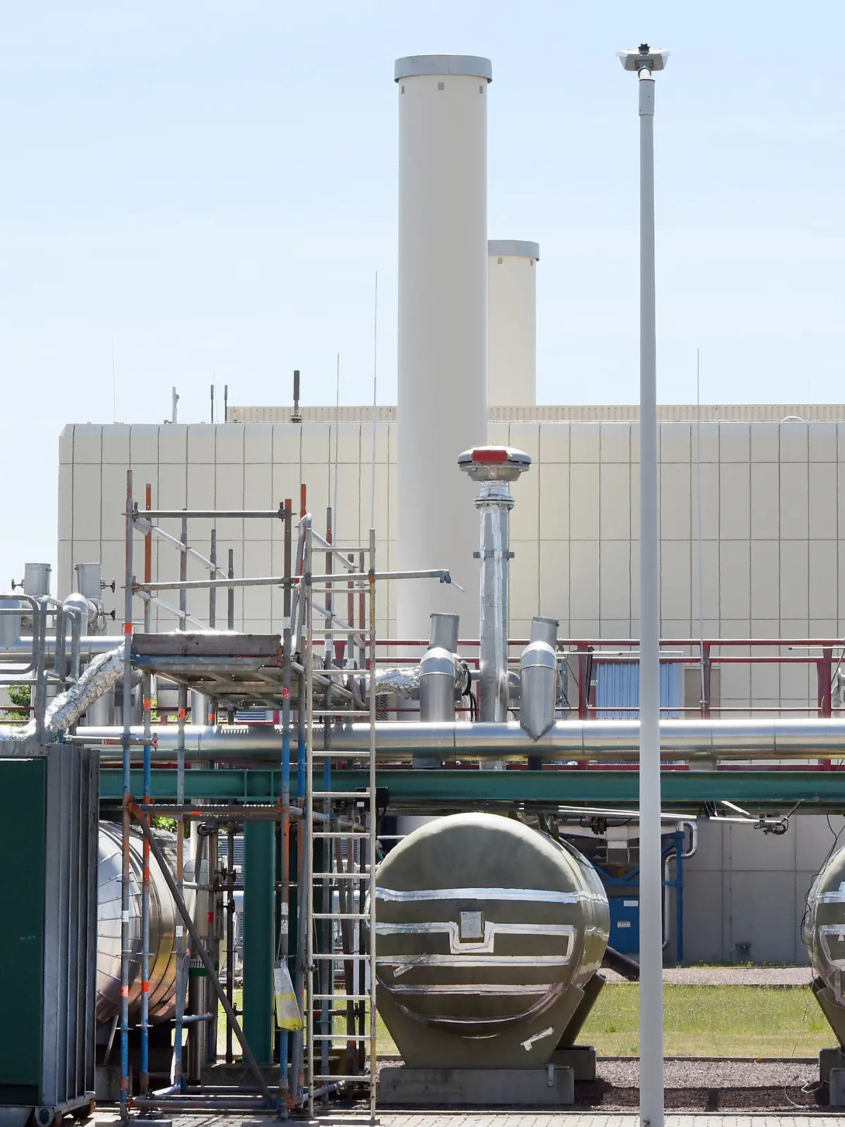 ARCHIV - 22.06.2022, Sachsen-Anhalt, Bad Lauchstädt/Teutschenthal: Anlagen für die Speicherung von Gas stehen auf dem Gelände des Untergrund-Gasspeichers der VNG AG. Die Speicheranlage kombiniert die Speichertypen Kavernen- und Porenspeicher. Hierbei wird das Gas entweder in großen Hohlräumen (Kavernen) im Salzstock oder in porösem Gestein gespeichert. Der Chef der Bundesnetzagentur, Müller, hat sich mit dem aktuellen Fülltempo der Gasspeicher weitgehend zufrieden gezeigt (zu dpa «Netzagentur: Gasspeicher wieder auf «ordentlichem Einspeicherpfad»»). Foto: Waltraud Grubitzsch/dpa +++ dpa-Bildfunk +++